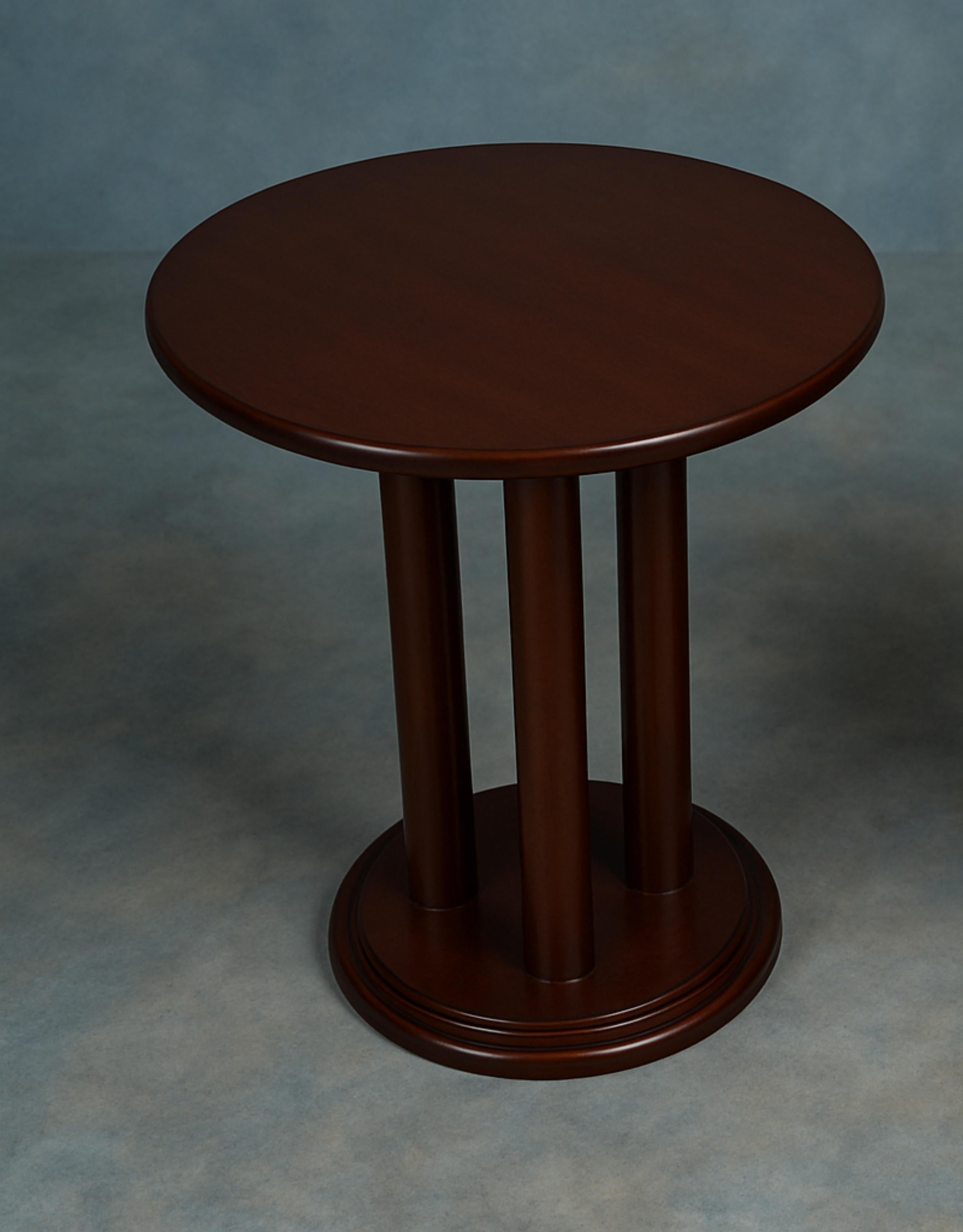 Una coppia versatile di tavoli rotondi in noce, ideali per molteplici usi e soluzioni di design. (uso di tè e caffè e piedistallo)

Caratterizzato da tre gambe in legno arrotondate e da una base circolare, questo pezzo combina la funzionalità con