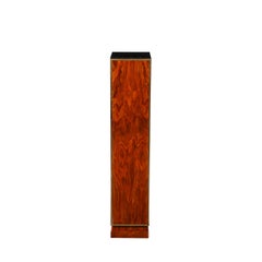 Coppia di piedistalli Art Déco in noce con dettagli in ottone e piano con inserto in Vitrolite