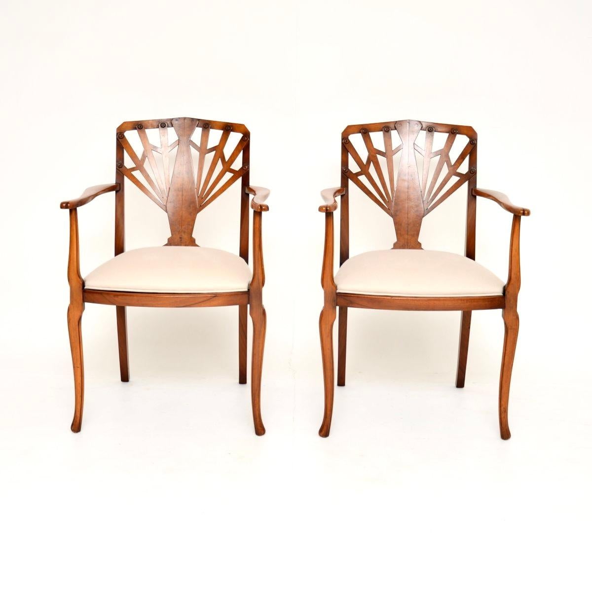 Une superbe paire de chaises d'appoint Art Déco en noyer, fabriquées en Angleterre et datant des années 1920.

Ils sont d'une qualité exceptionnelle et présentent un design magnifique, avec un intéressant motif de treillis symétrique sur les
