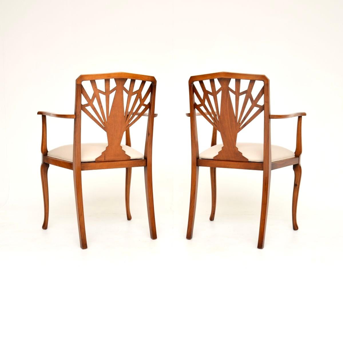 Britannique Paire de chaises d'appoint Art Déco en noyer en vente