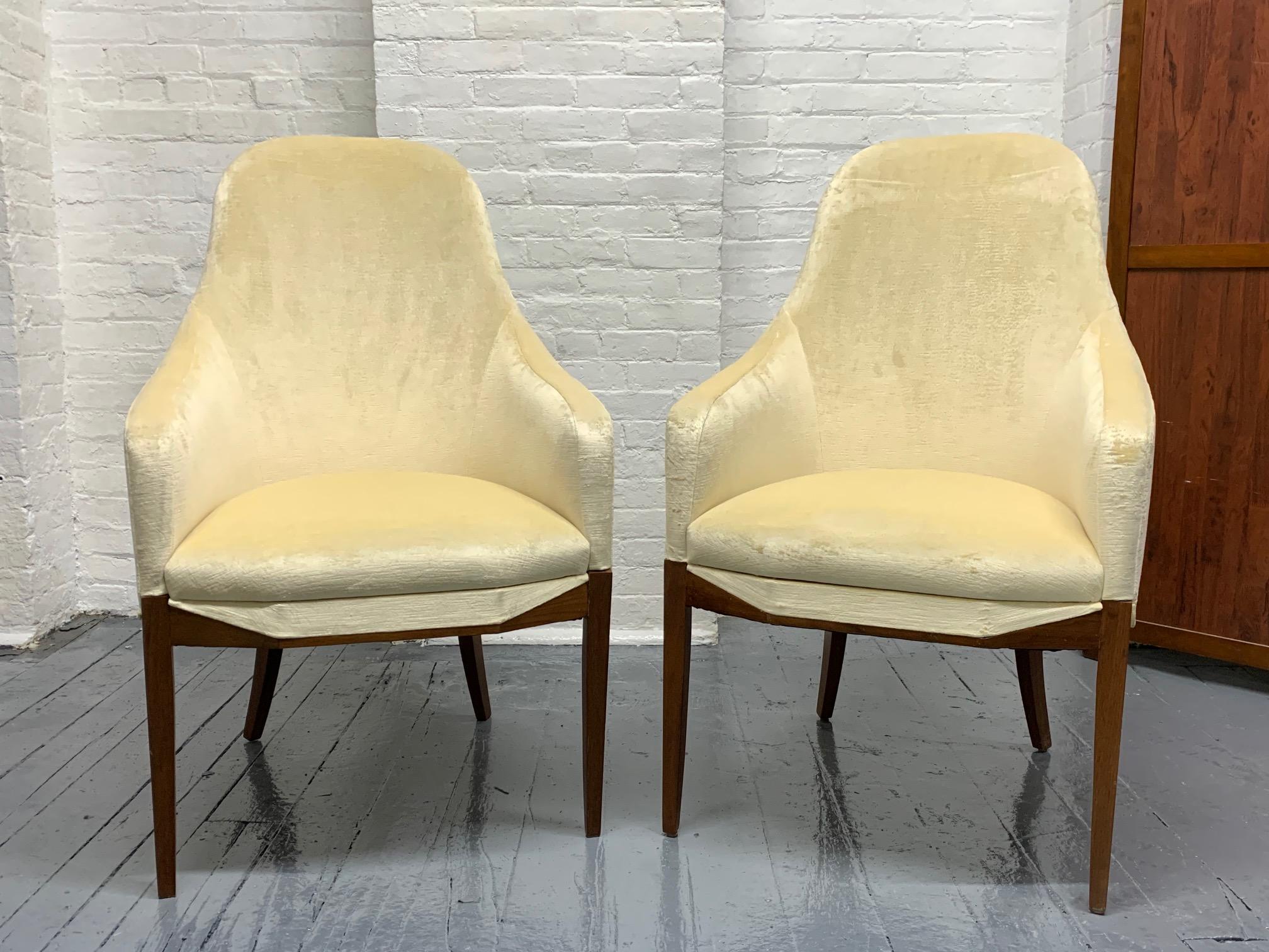 Pair of Art Deco Walnut Side Chairs in Mohair In Good Condition For Sale In New York, NY