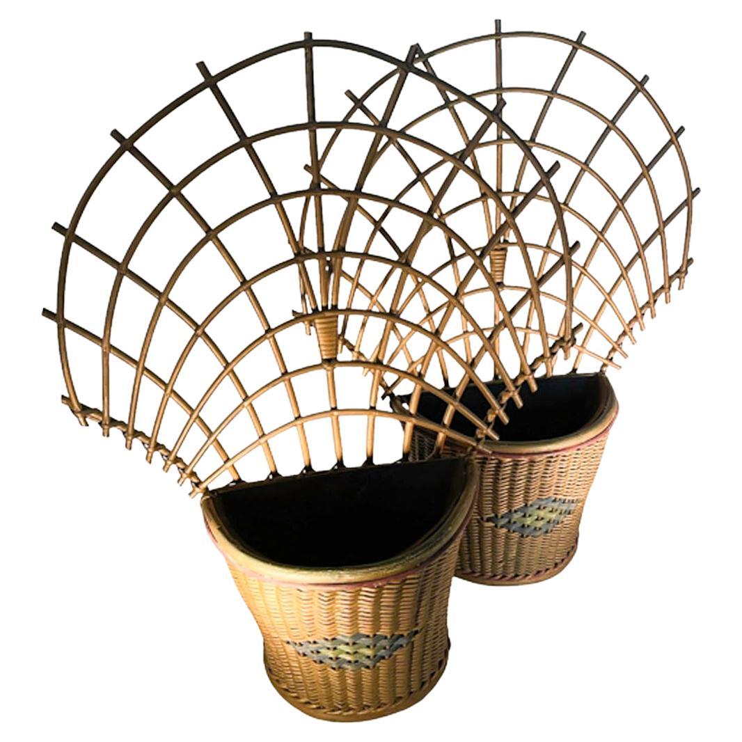 Ein Paar Art-Déco-Wandpflanzgefäße aus Korbweide mit Spalierrücken in Originalzustand im Angebot
