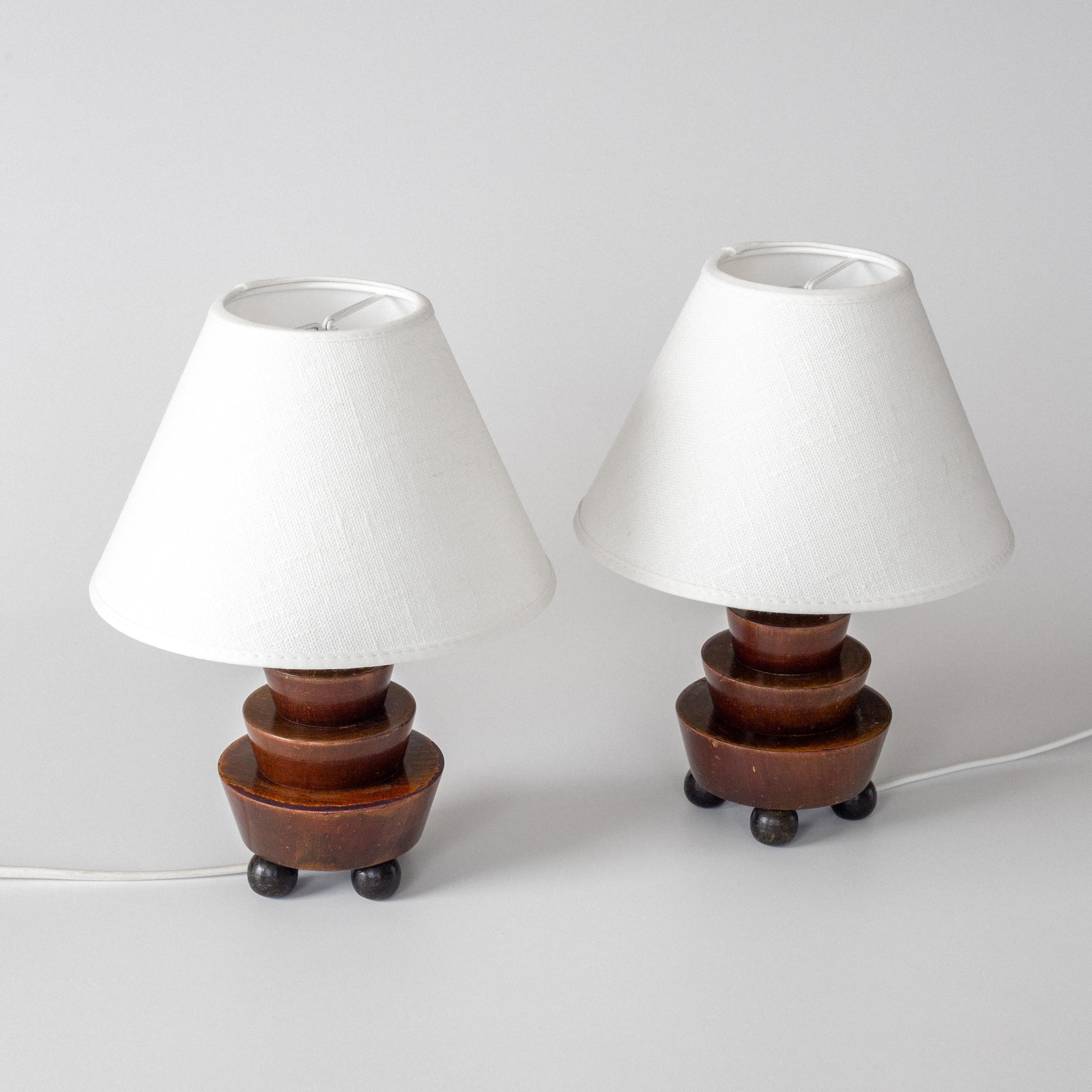 Pareja de lámparas de sobremesa Art Decó de madera con pies esféricos, Suecia, años 30 en Bueno estado para la venta en Stockholm, SE