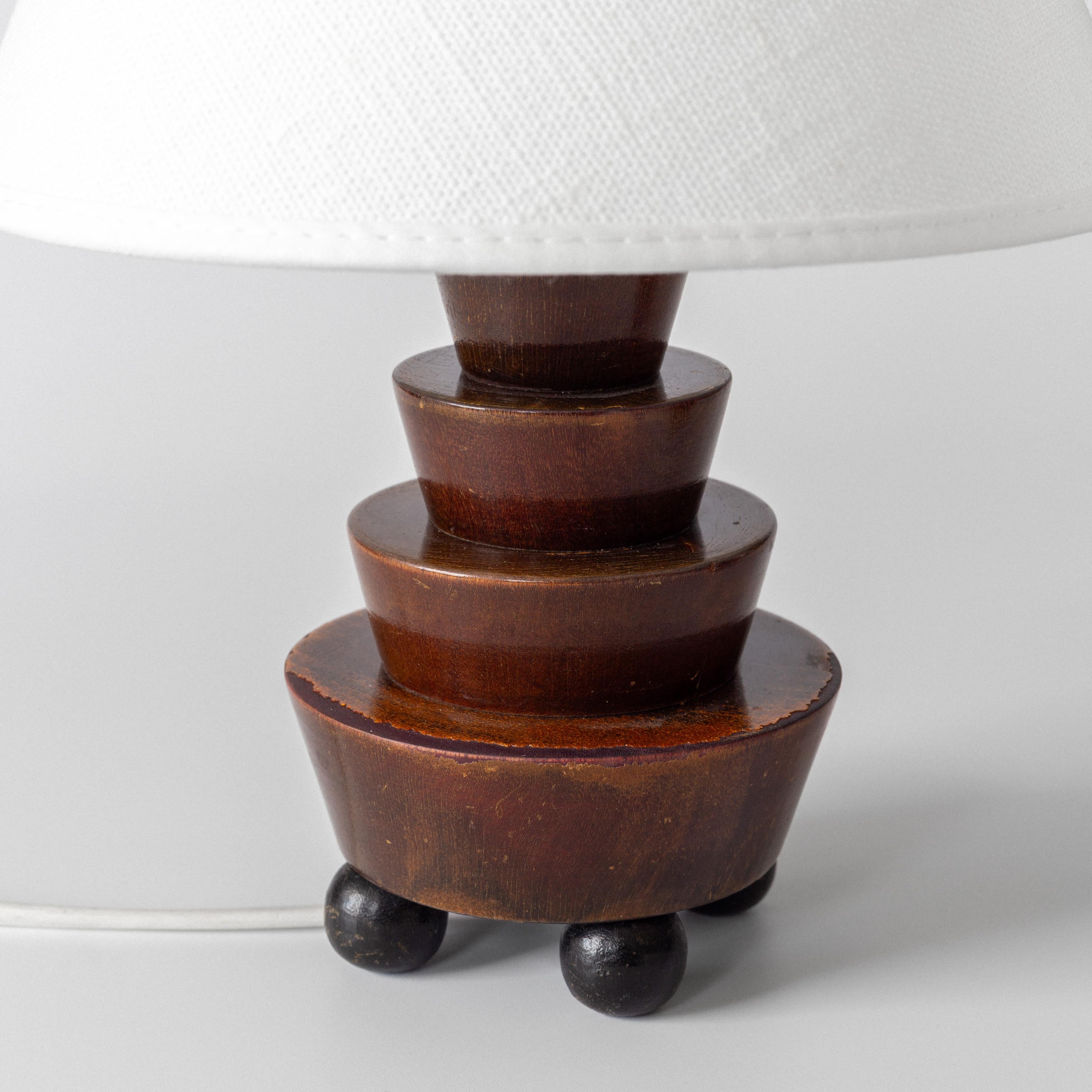 Pareja de lámparas de sobremesa Art Decó de madera con pies esféricos, Suecia, años 30 Madera en venta