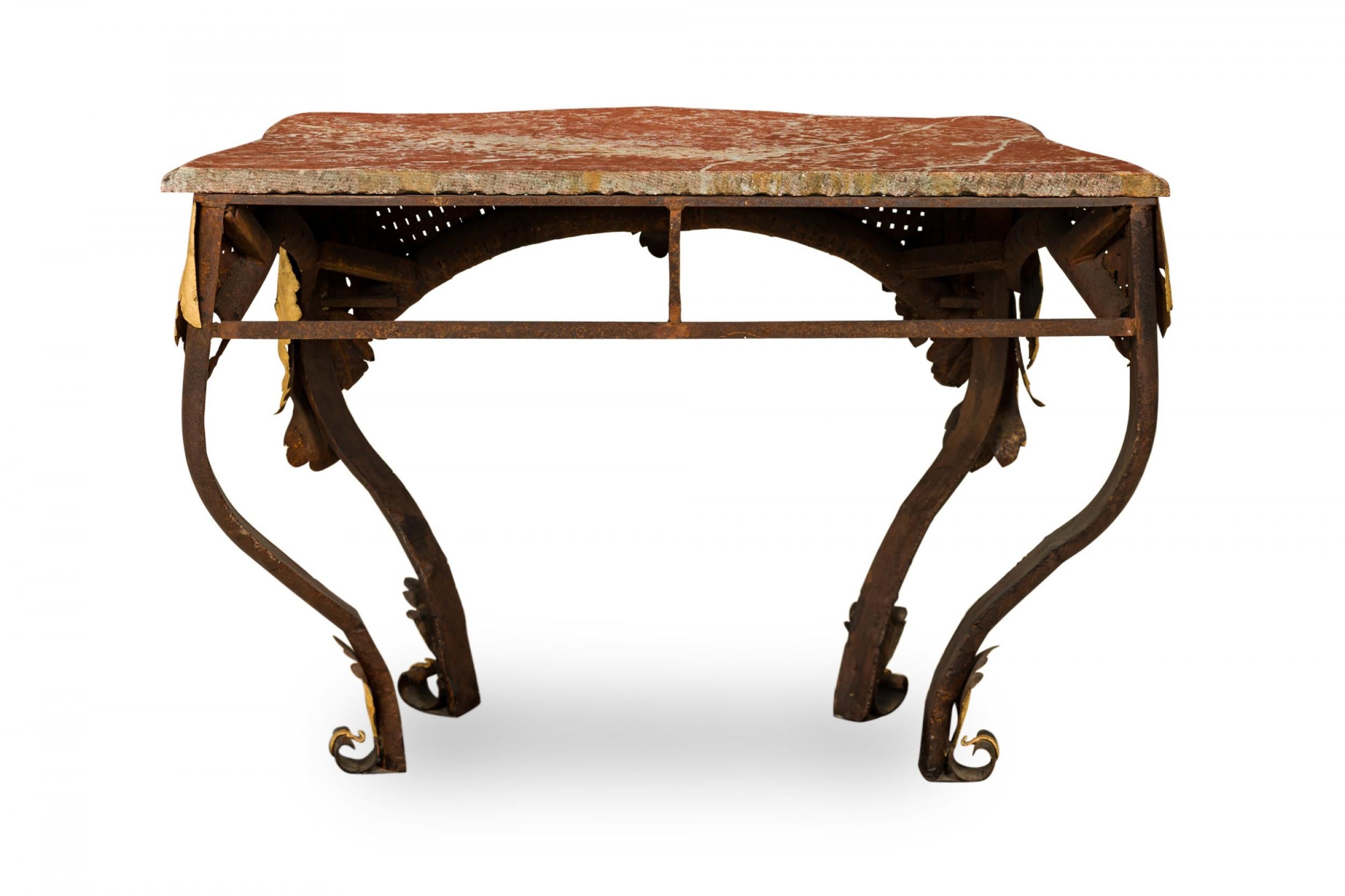 Art déco Paire de tables consoles Art Déco en fer forgé et tôle dorée avec dessus en marbre blush en vente