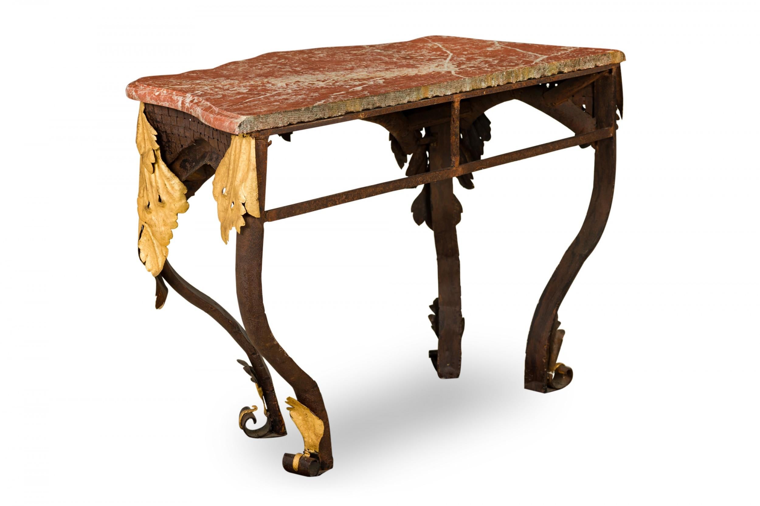 Paire de tables consoles Art Déco en fer forgé et tôle dorée avec dessus en marbre blush Bon état - En vente à New York, NY