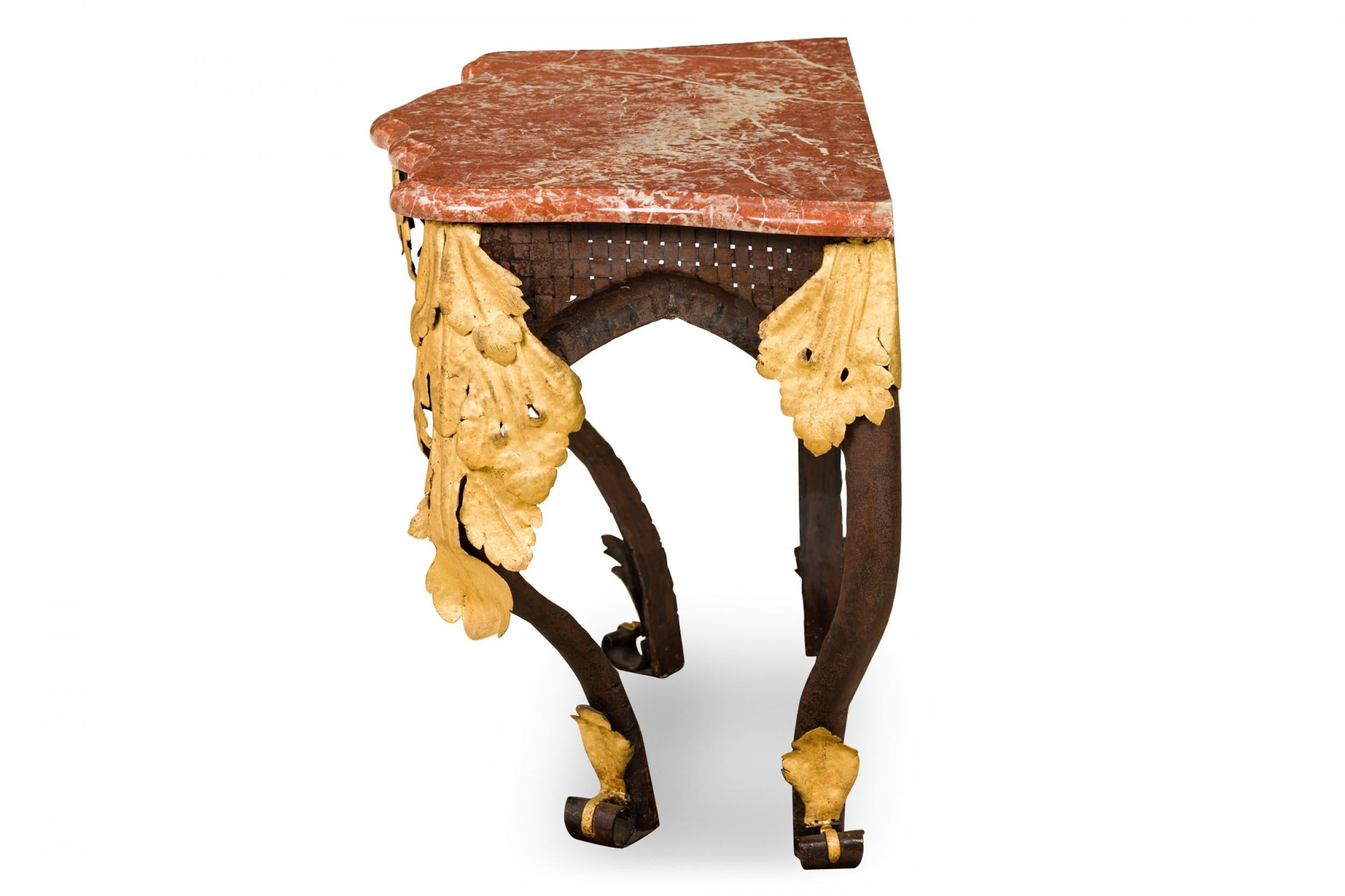 20ième siècle Paire de tables consoles Art Déco en fer forgé et tôle dorée avec dessus en marbre blush en vente