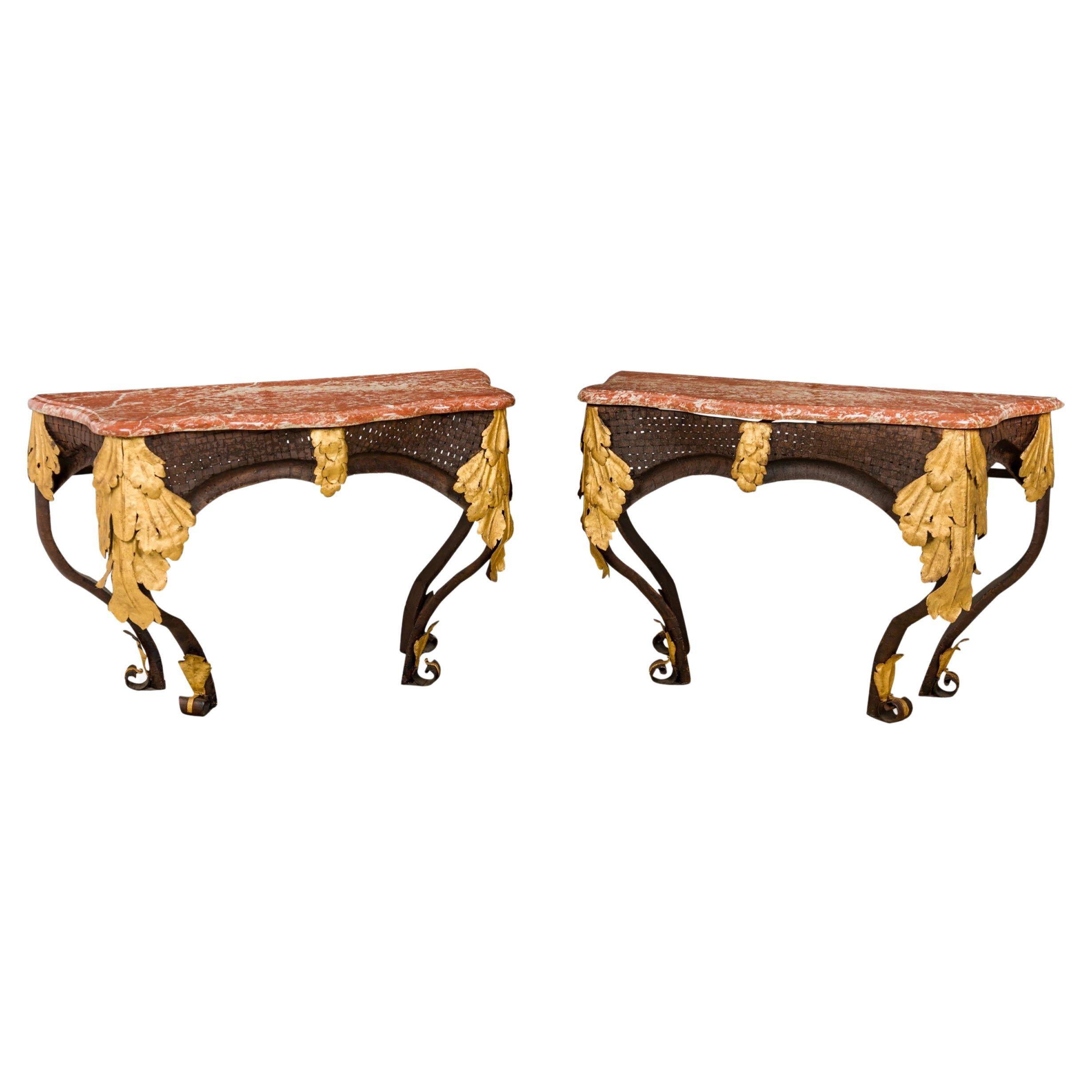 Paire de tables consoles Art Déco en fer forgé et tôle dorée avec dessus en marbre blush en vente