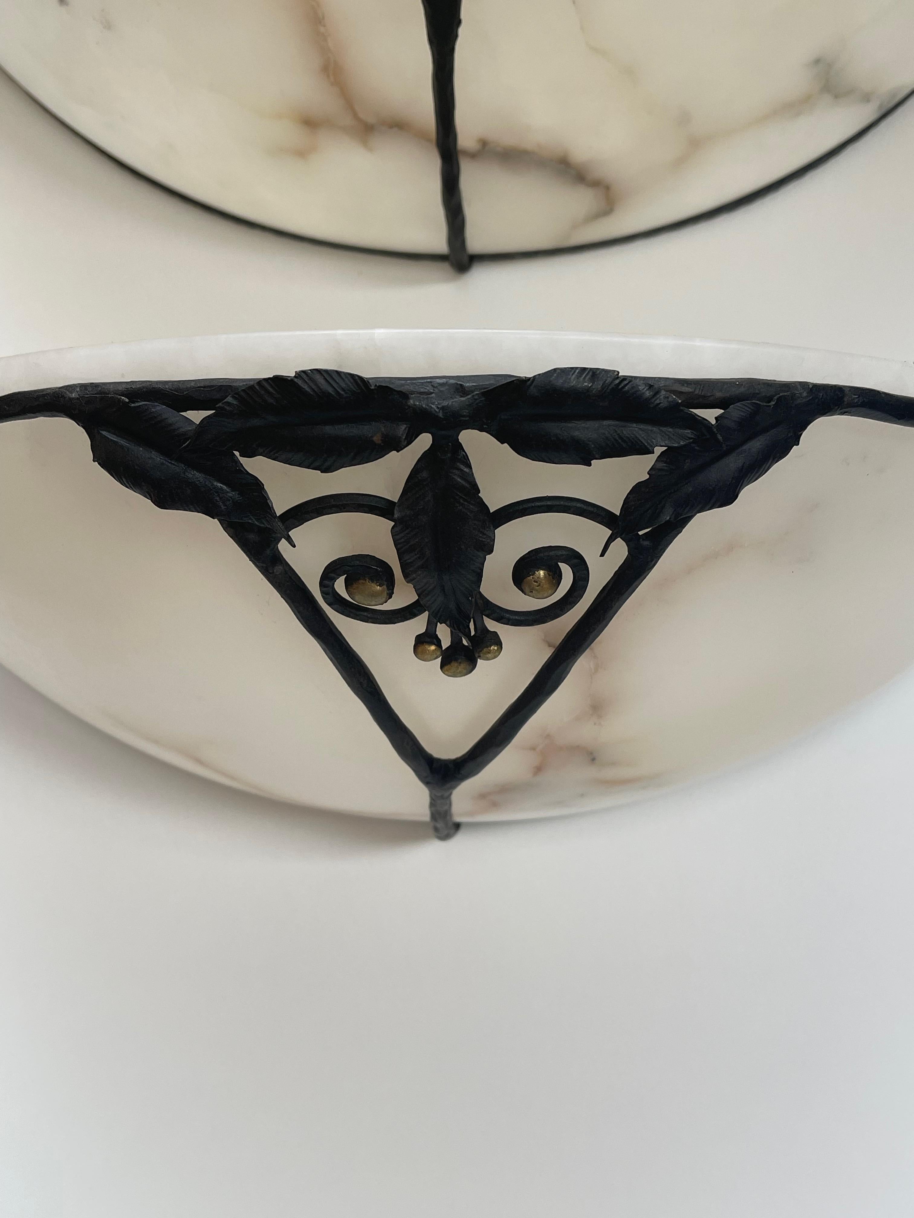 Francese Coppia di lampade in ferro battuto e alabastro in stile Art Deco in vendita