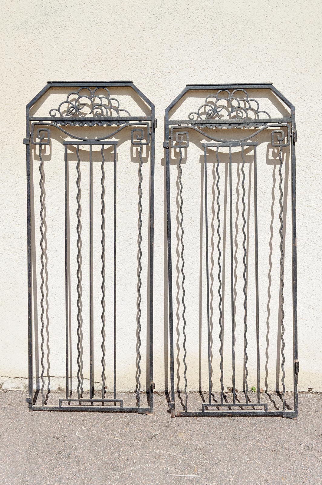 Alte Aufzugstüren/Gitter.

In gutem Allgemeinzustand, einige Gebrauchs- und Oxidationsspuren

Frankreich, Art Deco, um 1925

Obstkorb an der Spitze

Abmessungen:
Höhe 183 cm
Breite 72 cm
Tiefe 8 cm

Gewicht: +/- 50/60kg für jede Tür