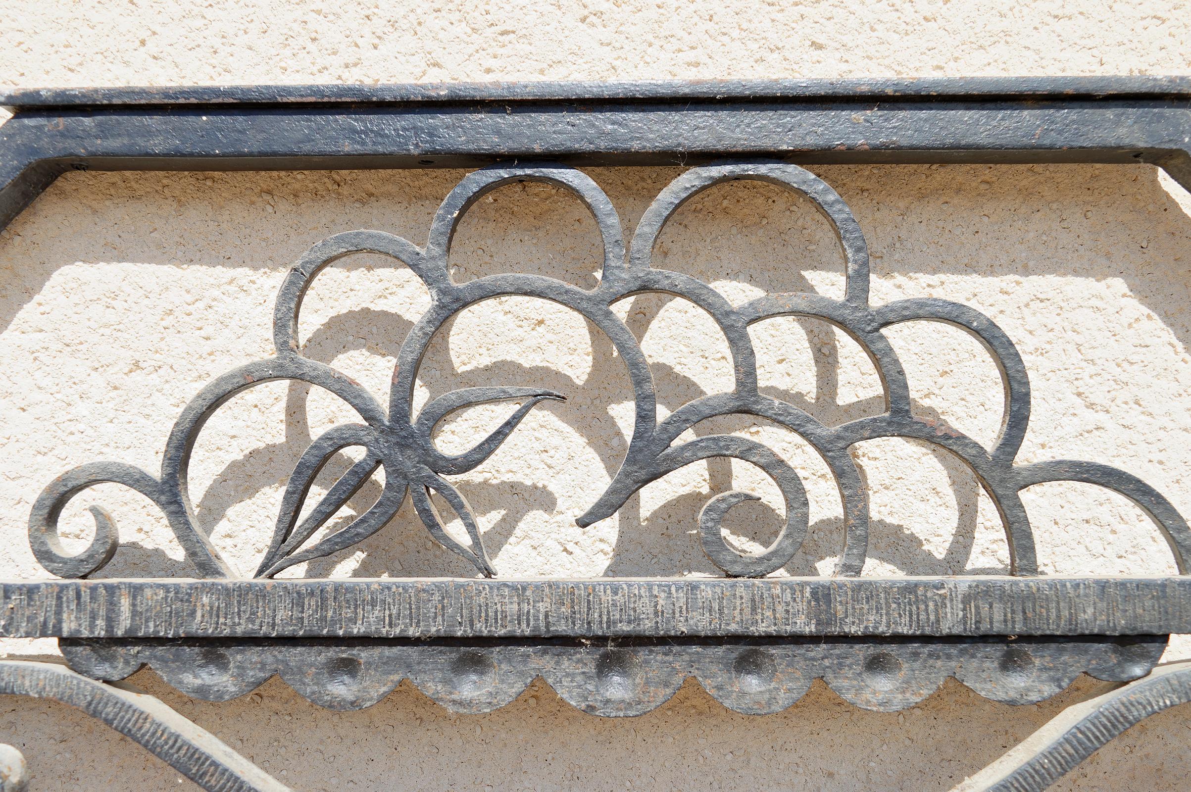 Pair of Art Deco wrought iron doors, circa 1925 In Good Condition For Sale In VÉZELAY, FR