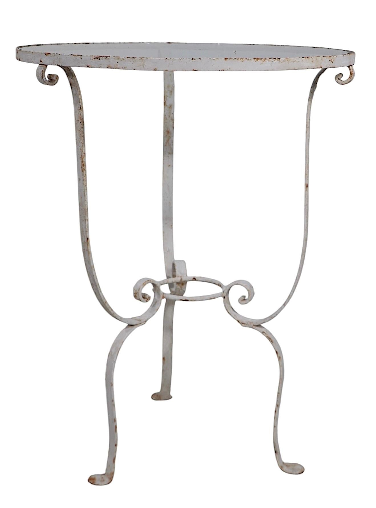 Paar schmiedeeiserne Art-Déco-Beistelltische mit Glasplatte, Salterini zugeschrieben, ca. 1930er Jahre im Angebot 7