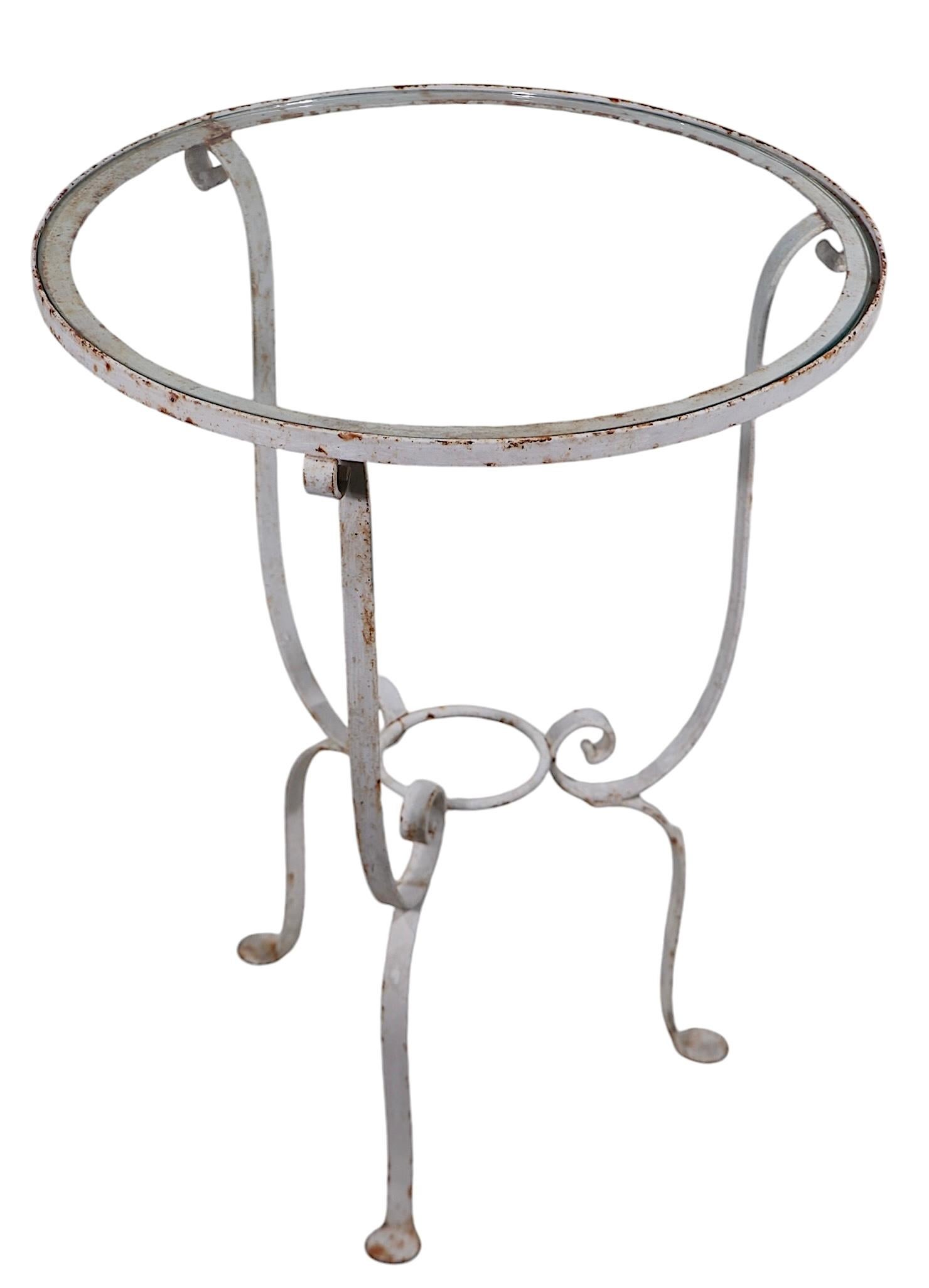 Paar schmiedeeiserne Art-Déco-Beistelltische mit Glasplatte, Salterini zugeschrieben, ca. 1930er Jahre im Angebot 8