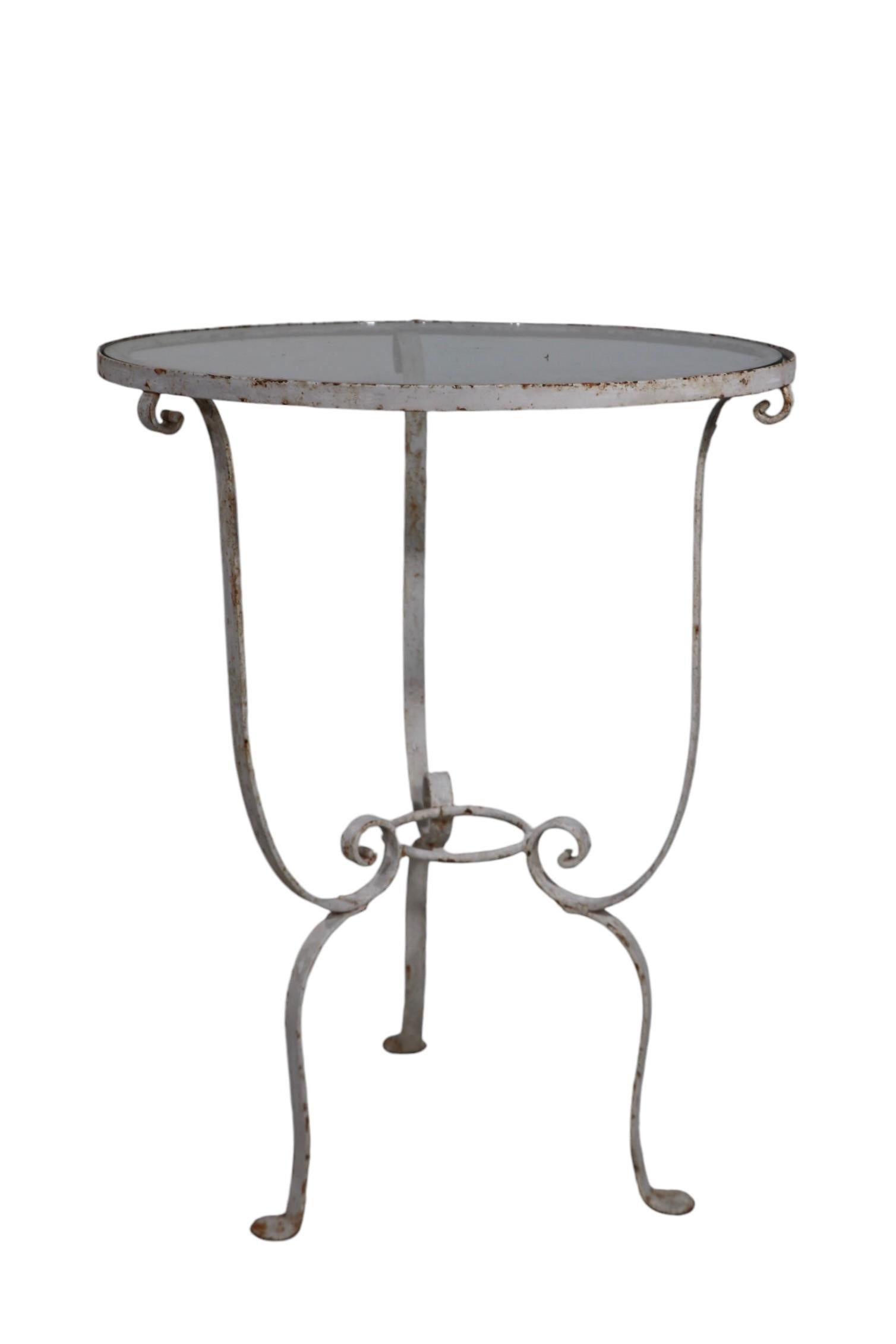 Paar schmiedeeiserne Art-Déco-Beistelltische mit Glasplatte, Salterini zugeschrieben, ca. 1930er Jahre im Angebot 11