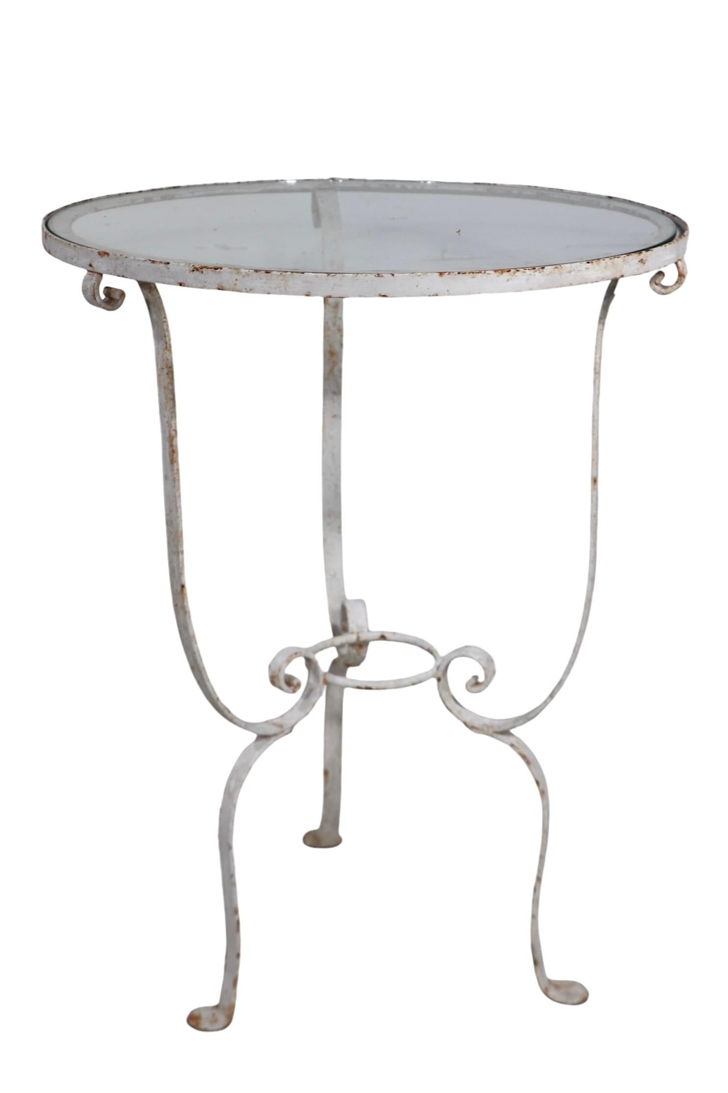 Paar schmiedeeiserne Art-Déco-Beistelltische mit Glasplatte, Salterini zugeschrieben, ca. 1930er Jahre (Art déco) im Angebot