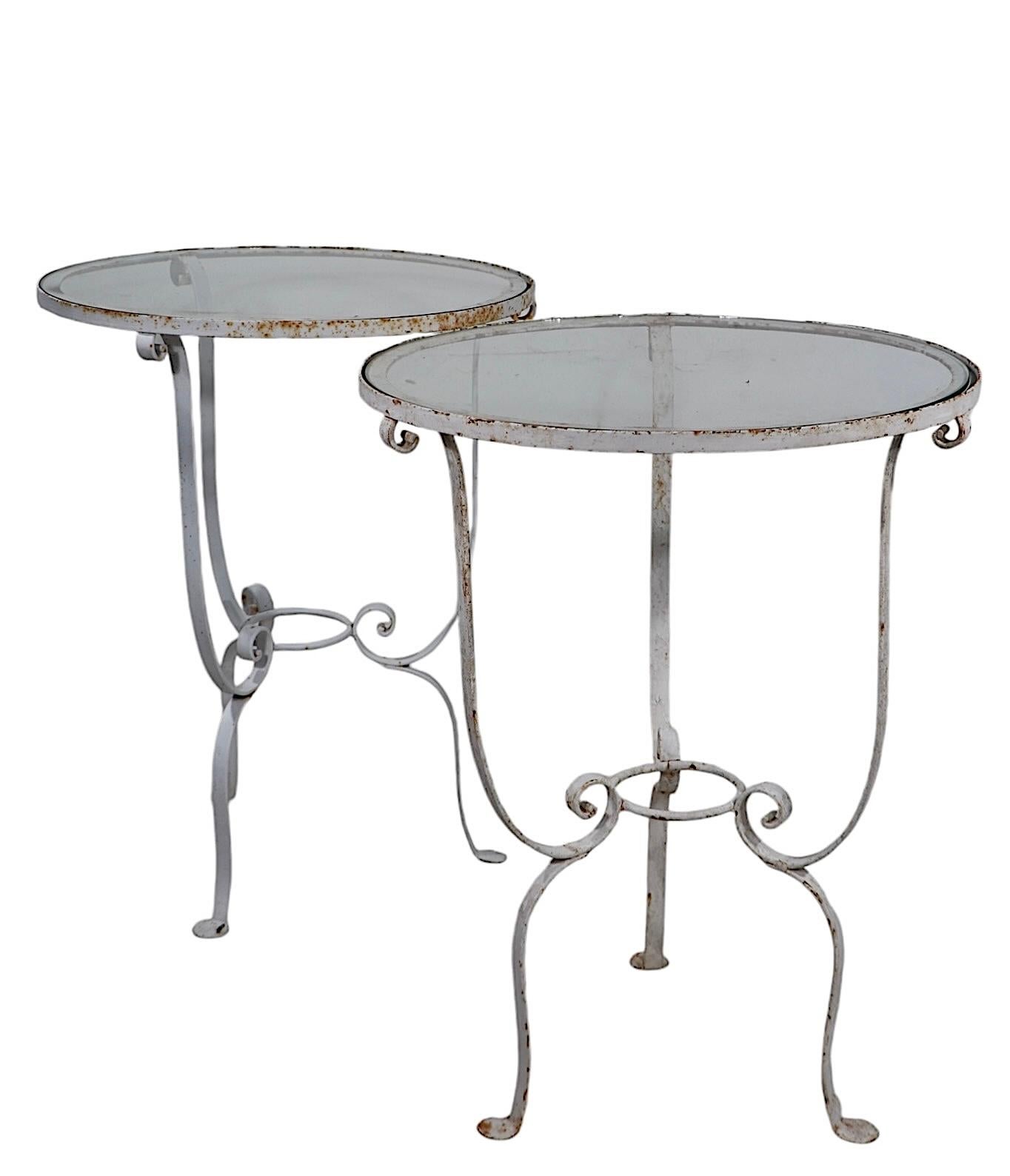 Paar schmiedeeiserne Art-Déco-Beistelltische mit Glasplatte, Salterini zugeschrieben, ca. 1930er Jahre im Angebot 1