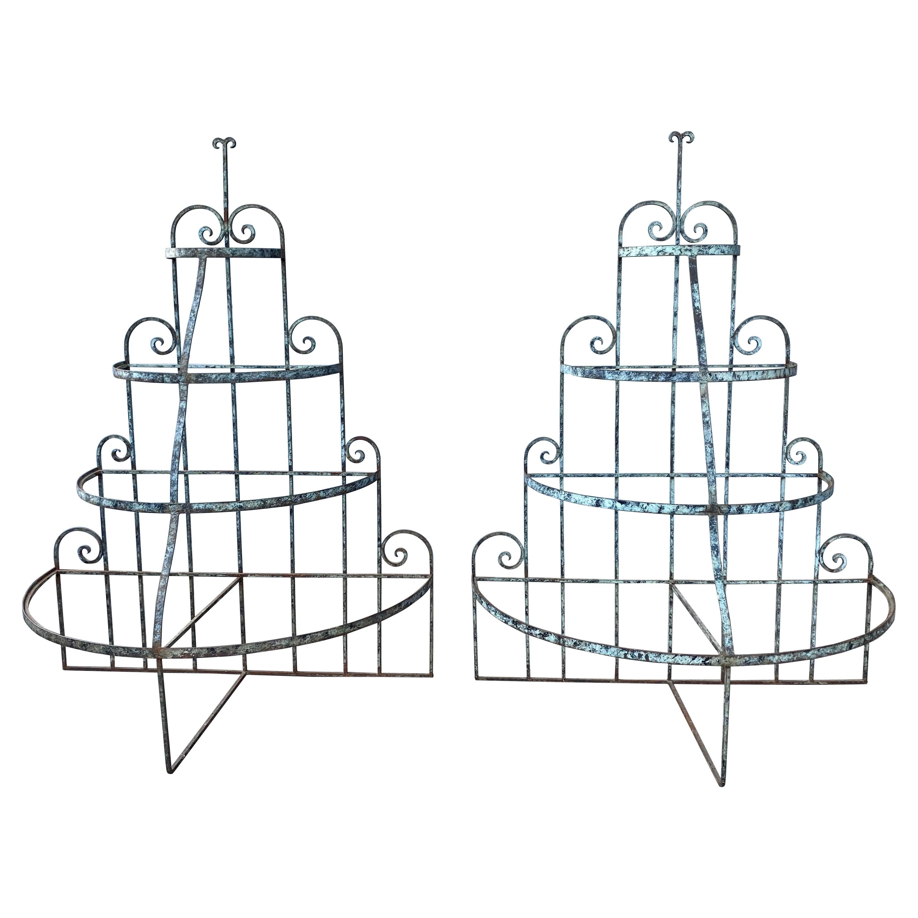 Paire de présentoirs de magasin / supports / luminaires / étagères en fer forgé Art déco