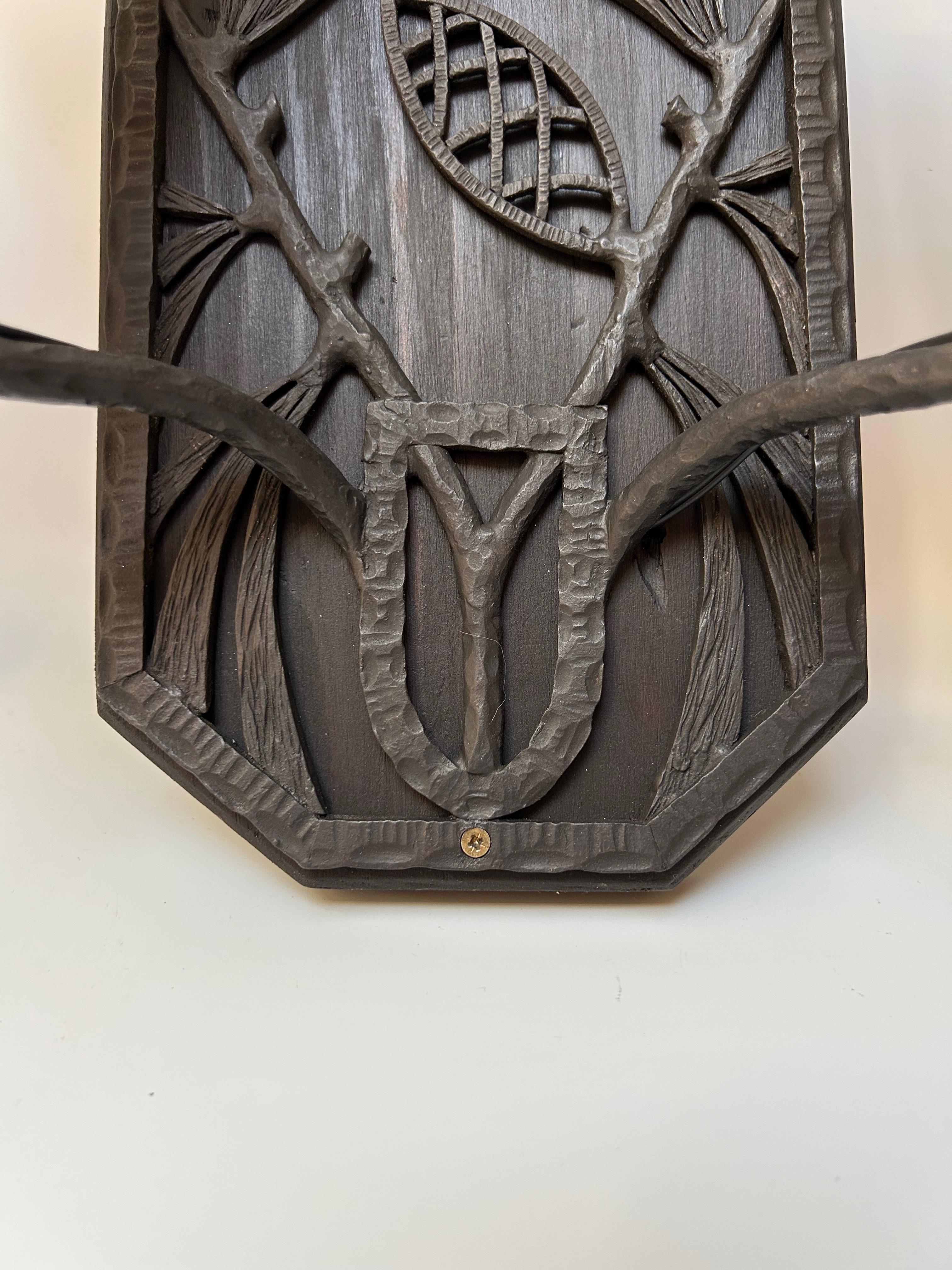 Pareja de apliques de hierro forjado Art Decó Martillado en venta