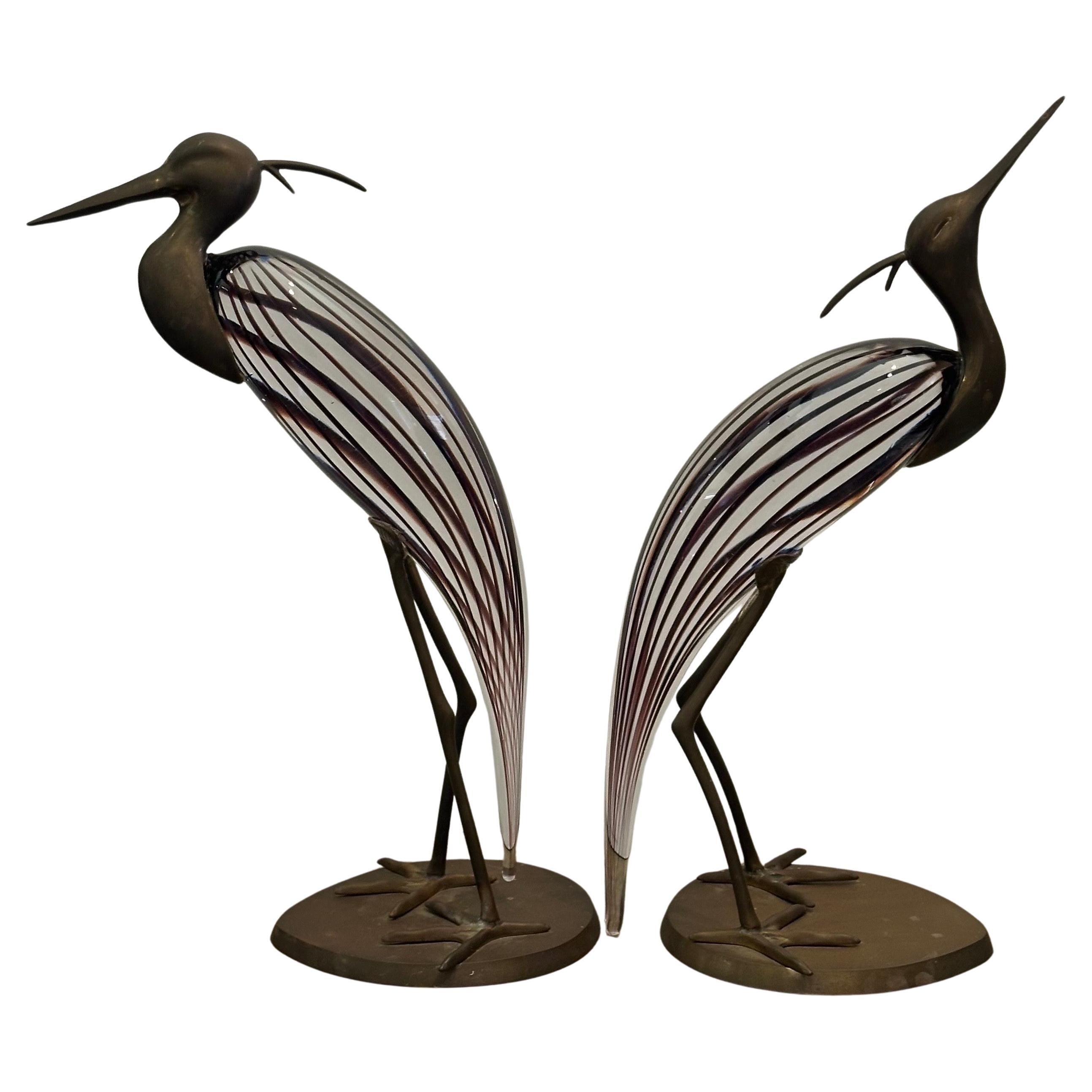 Splendida coppia di aironi/egrette in vetro artistico e ottone di Luca Bojola con Licio Zanetti Murano Glass, circa anni Ottanta. La coppia è in ottime condizioni vintage, senza scheggiature o crepe e con una patina meravigliosa; il più grande