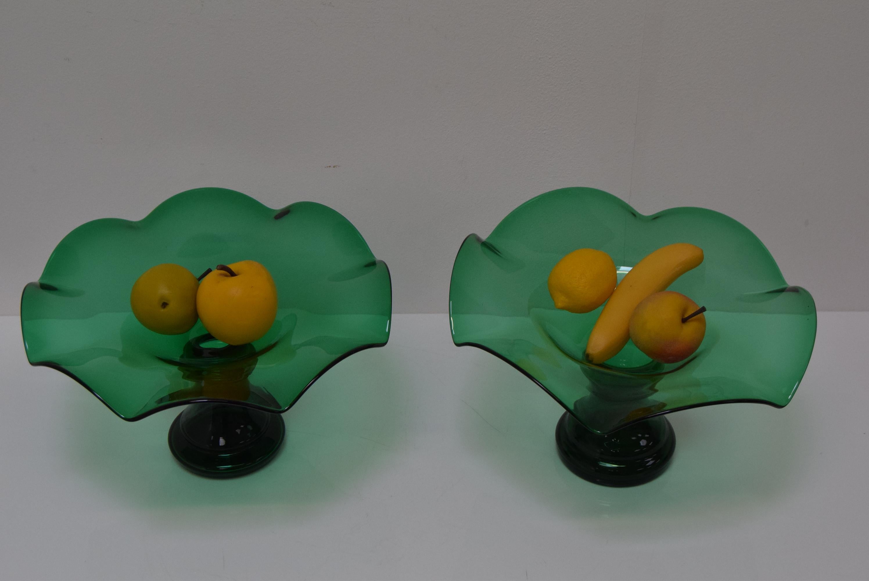 Pareja de cuencos de vidrio artístico, por Glasswork Novy Bor, años 30 en venta 7