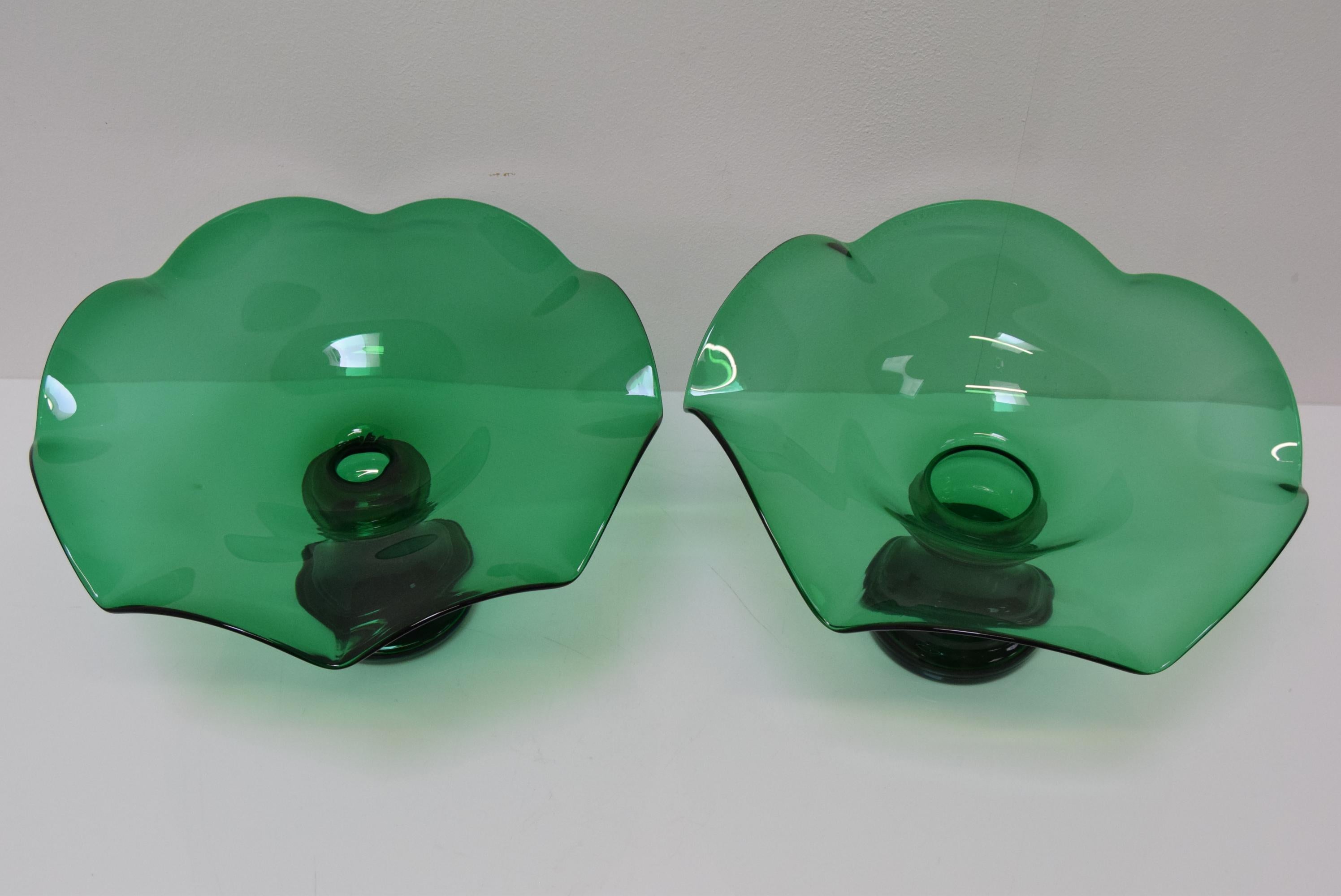 Czech Pair of Art Glass Bowls, by Glasswork Novy Bor, 1930s For Sale