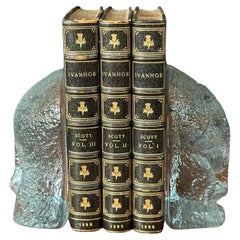 Ein Paar Elefanten-Buchstützen aus Kunstglasguss von Don Shepherd für DAS Designs