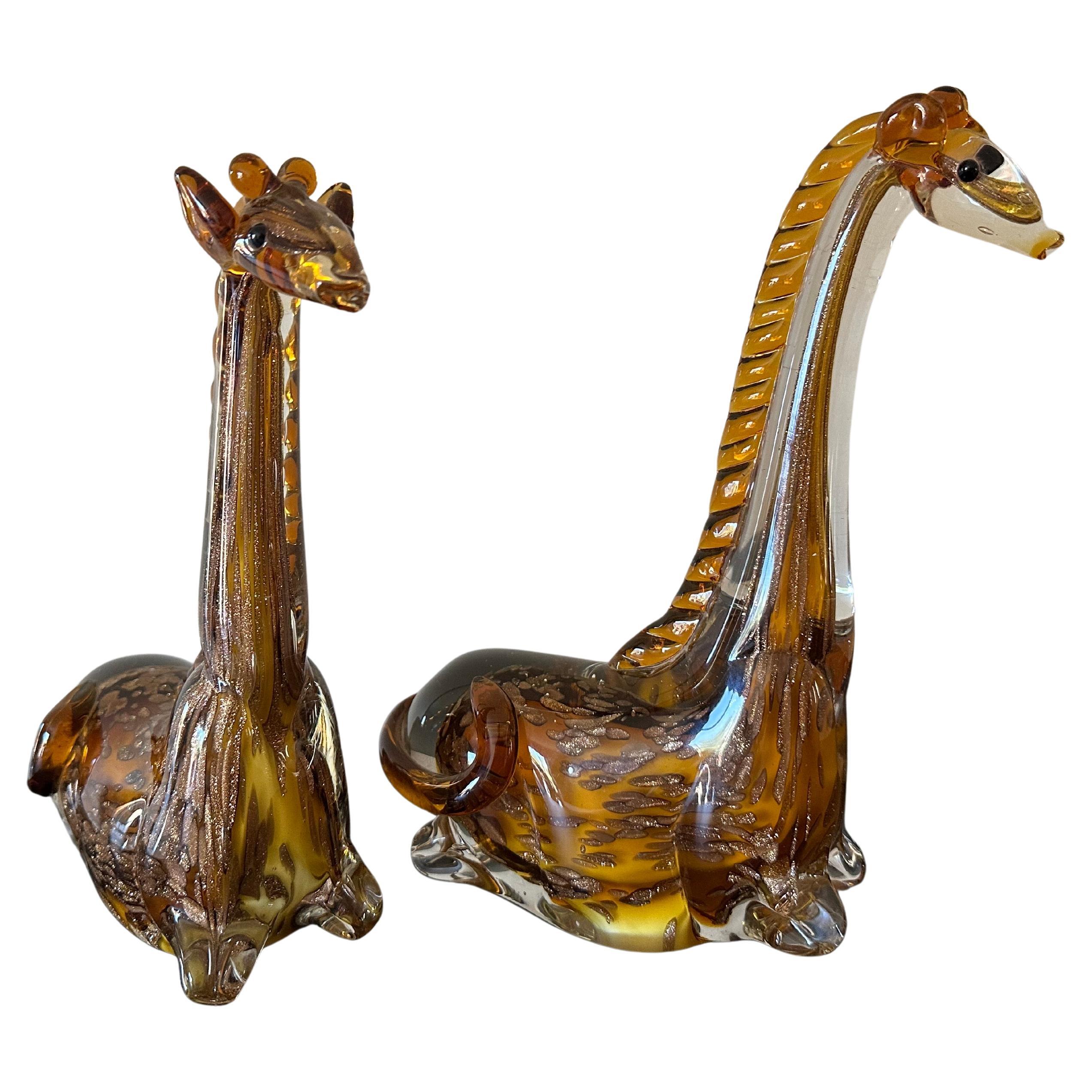 20ième siècle Paire de sculptures de girafes posées en verre d'art dans le style de Murano en vente