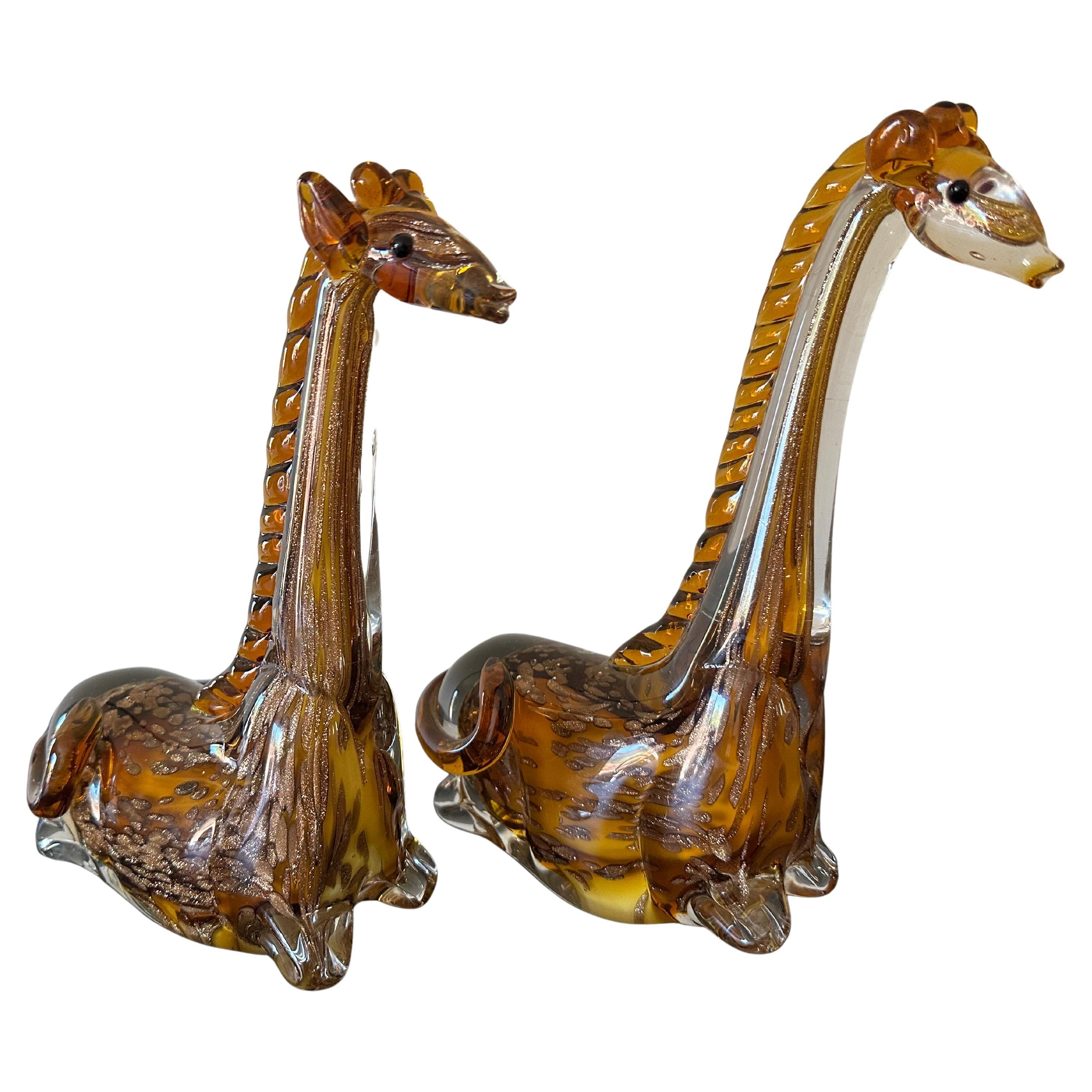 Verre d'art Paire de sculptures de girafes posées en verre d'art dans le style de Murano en vente