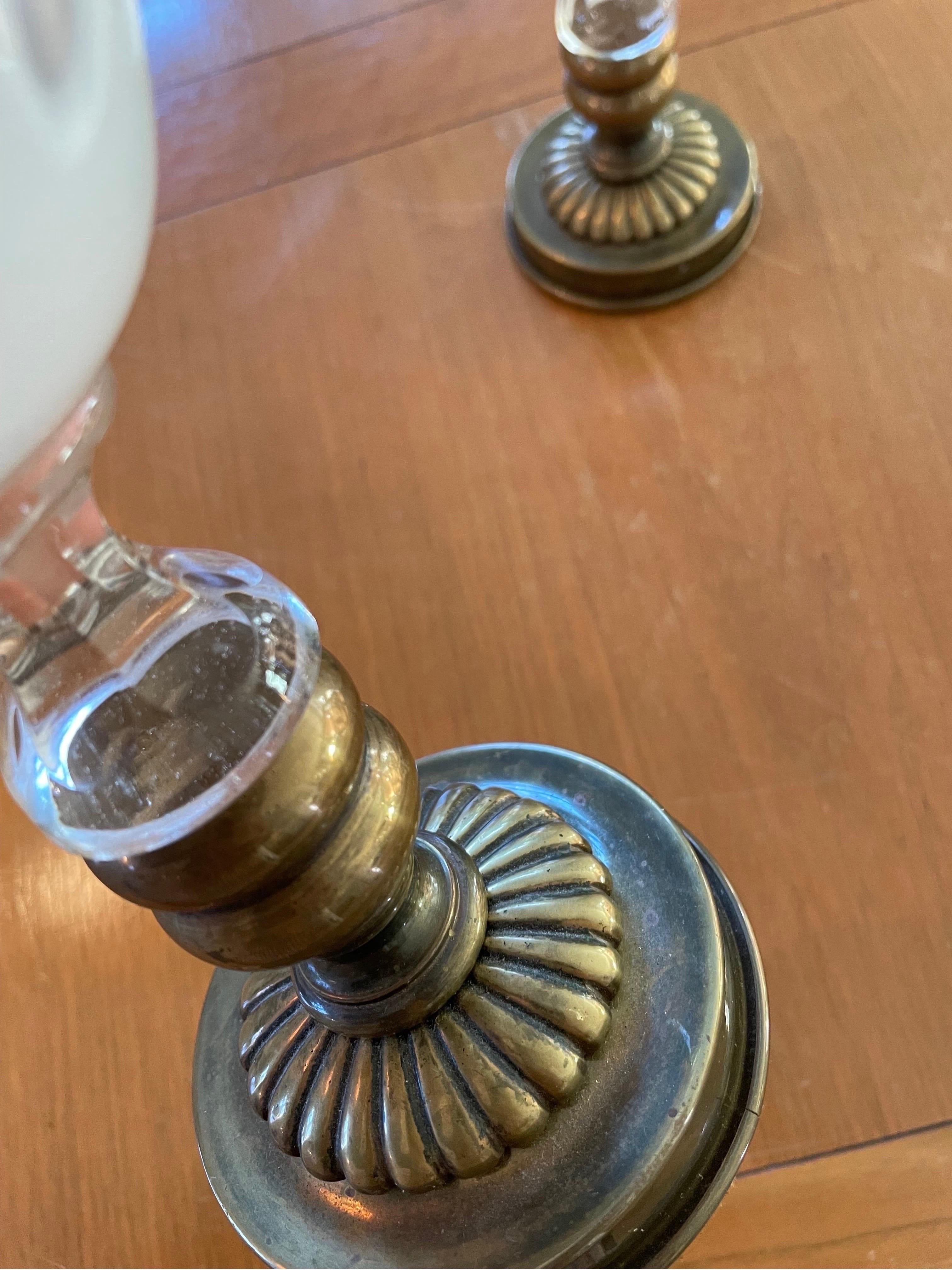 Se trata de un hermoso par de postes victorianos Newell de cristal artístico blanco sobre bases de latón estriado.