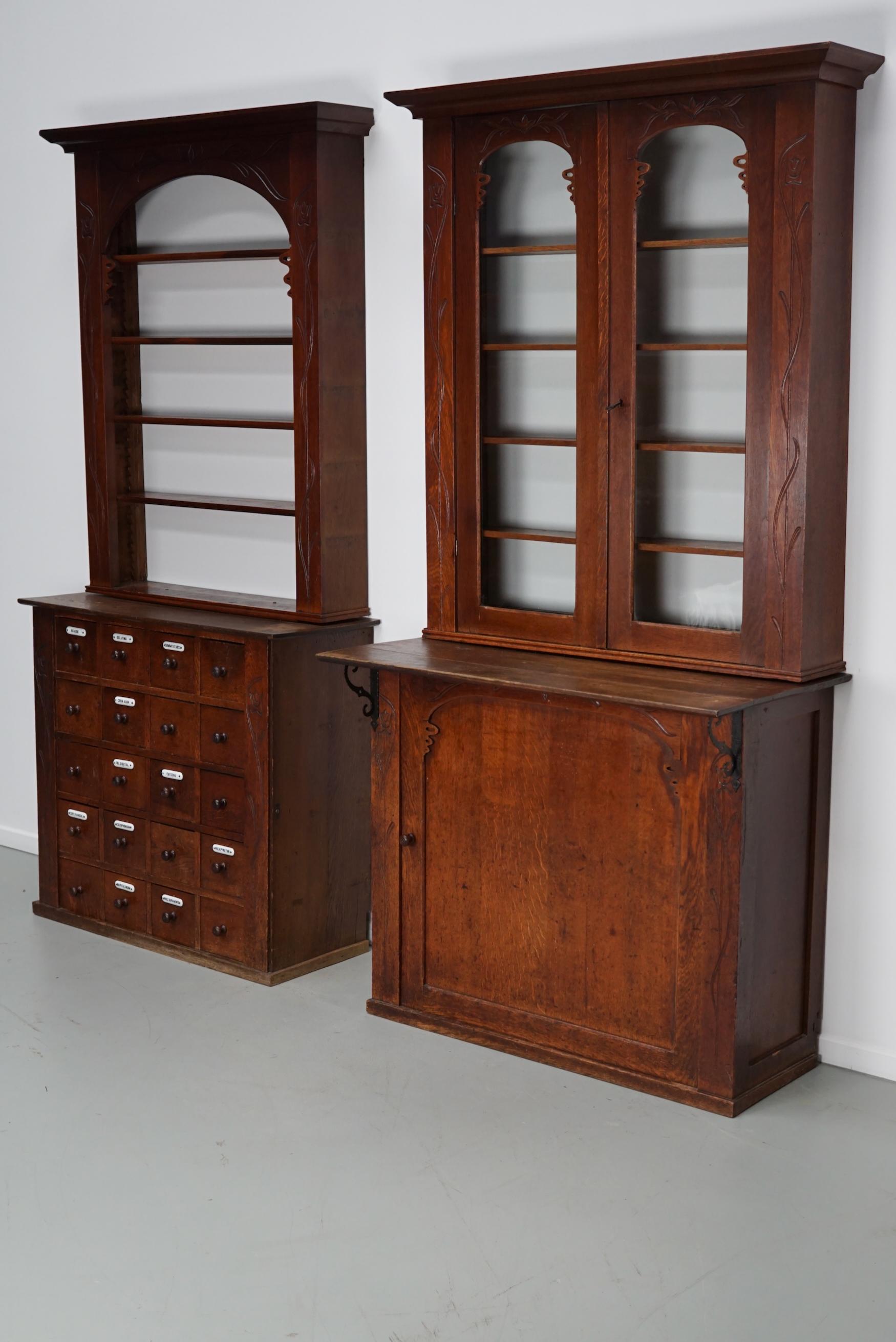 Coppia di armadietti da farmacia in quercia olandese in stile Art Nouveau, 1904 ca. In condizioni buone in vendita a Nijmegen, NL