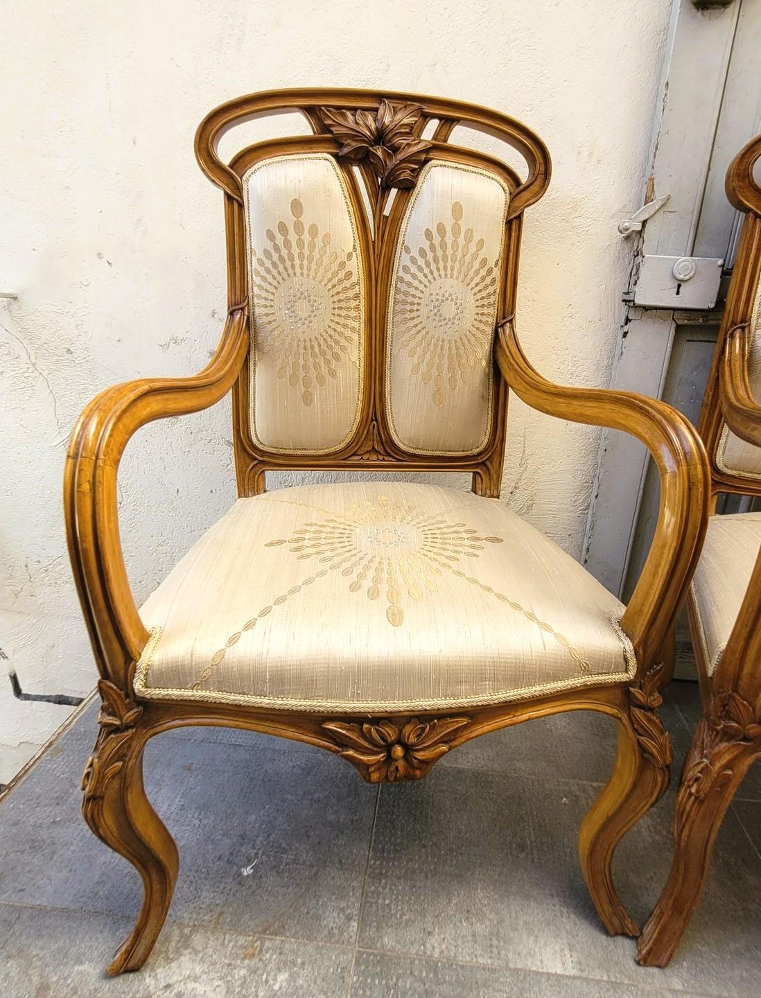 Paire de fauteuils Art Nouveau en bois sculpté 

 Assises et tissus en bon état  

Hauteur 110cm - Assise 50cm 
67 x 58 cm env