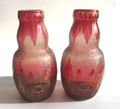 Pareja de jarrones franceses Art Nouveau Baccarat de cristal camafeo y cristal acuático dorado