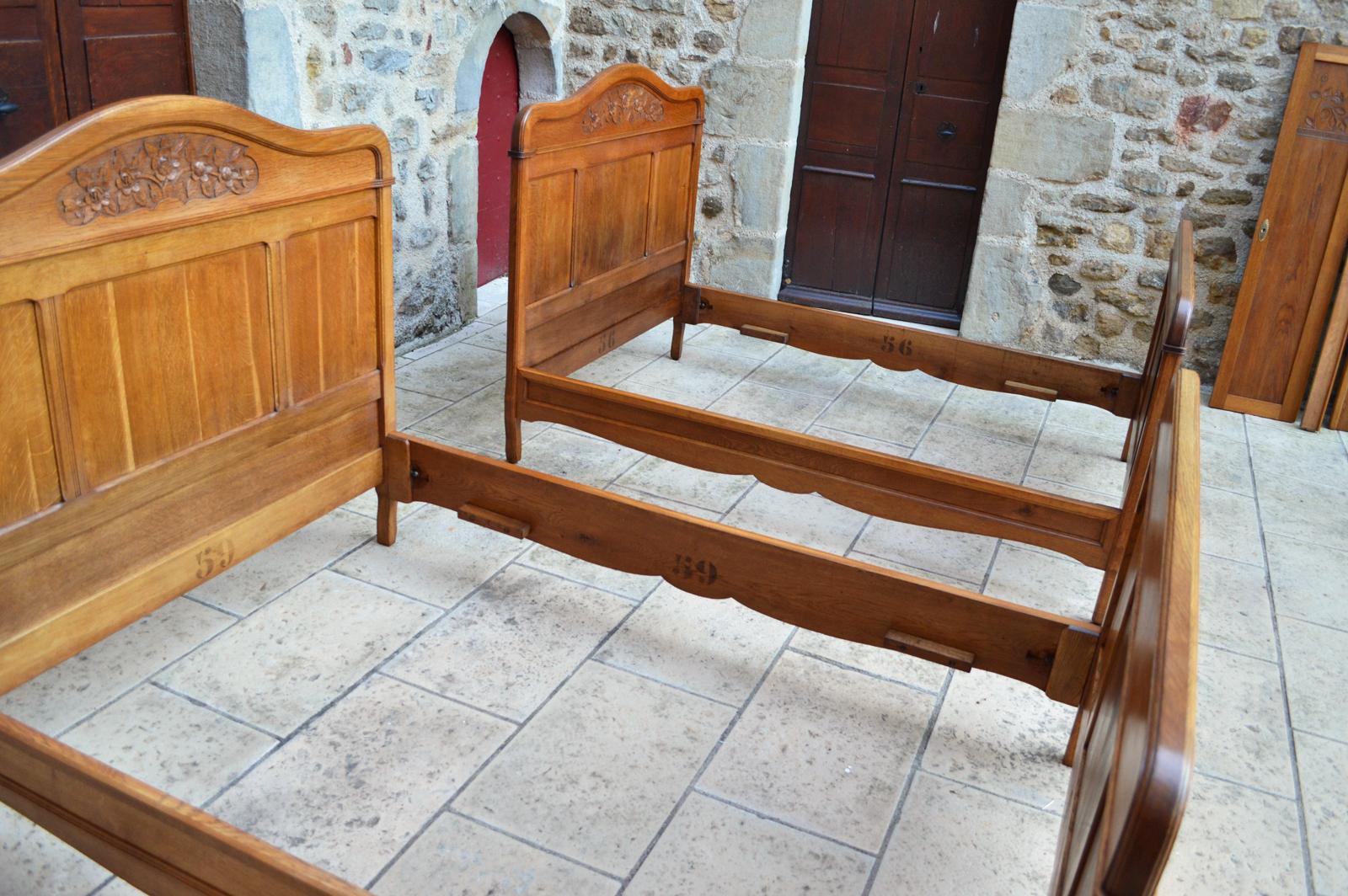 Paire de lits et table de nuit Art Nouveau en Oak, France, vers 1910 en vente 5