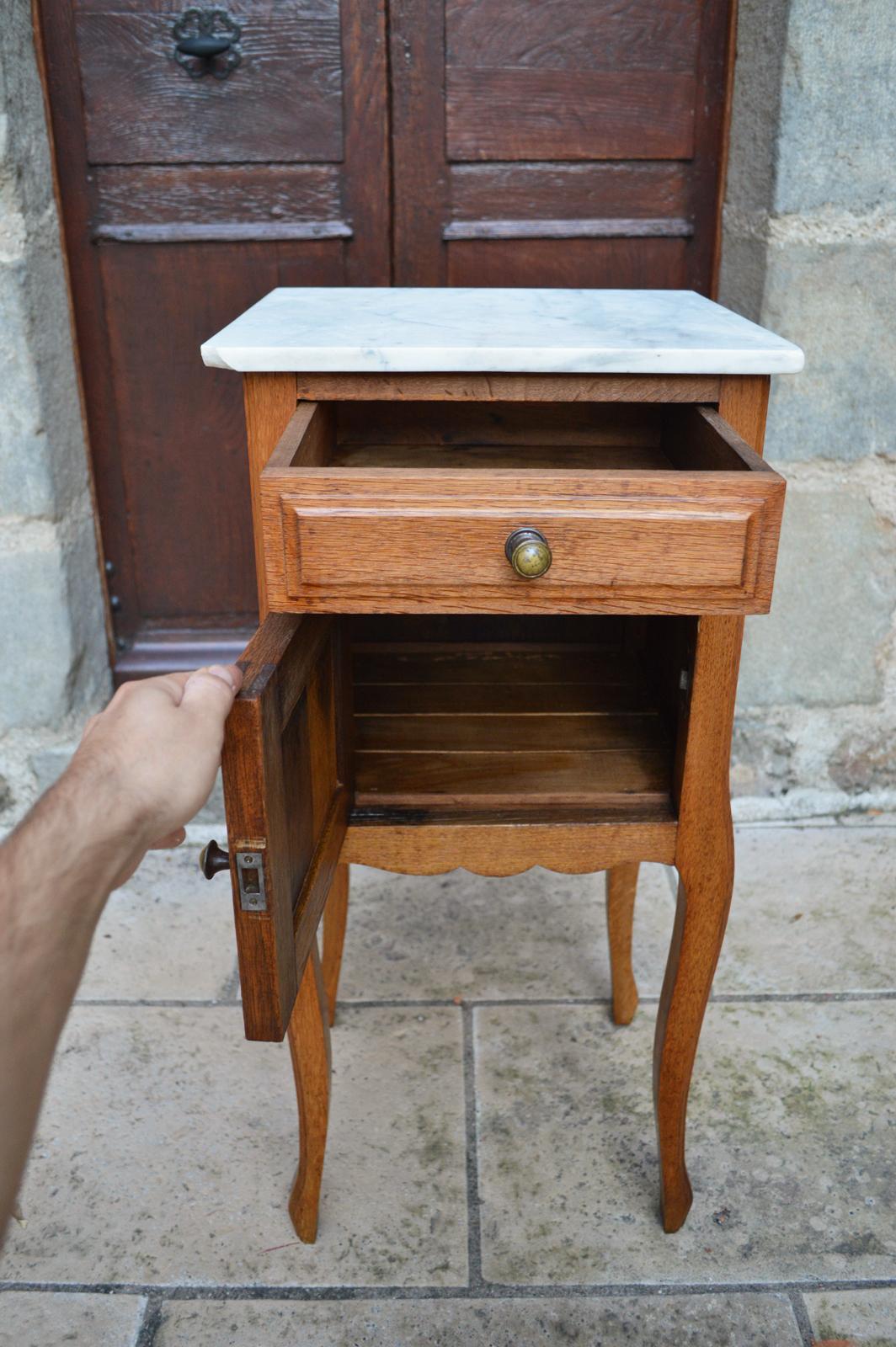 Paire de lits et table de nuit Art Nouveau en Oak, France, vers 1910 en vente 11