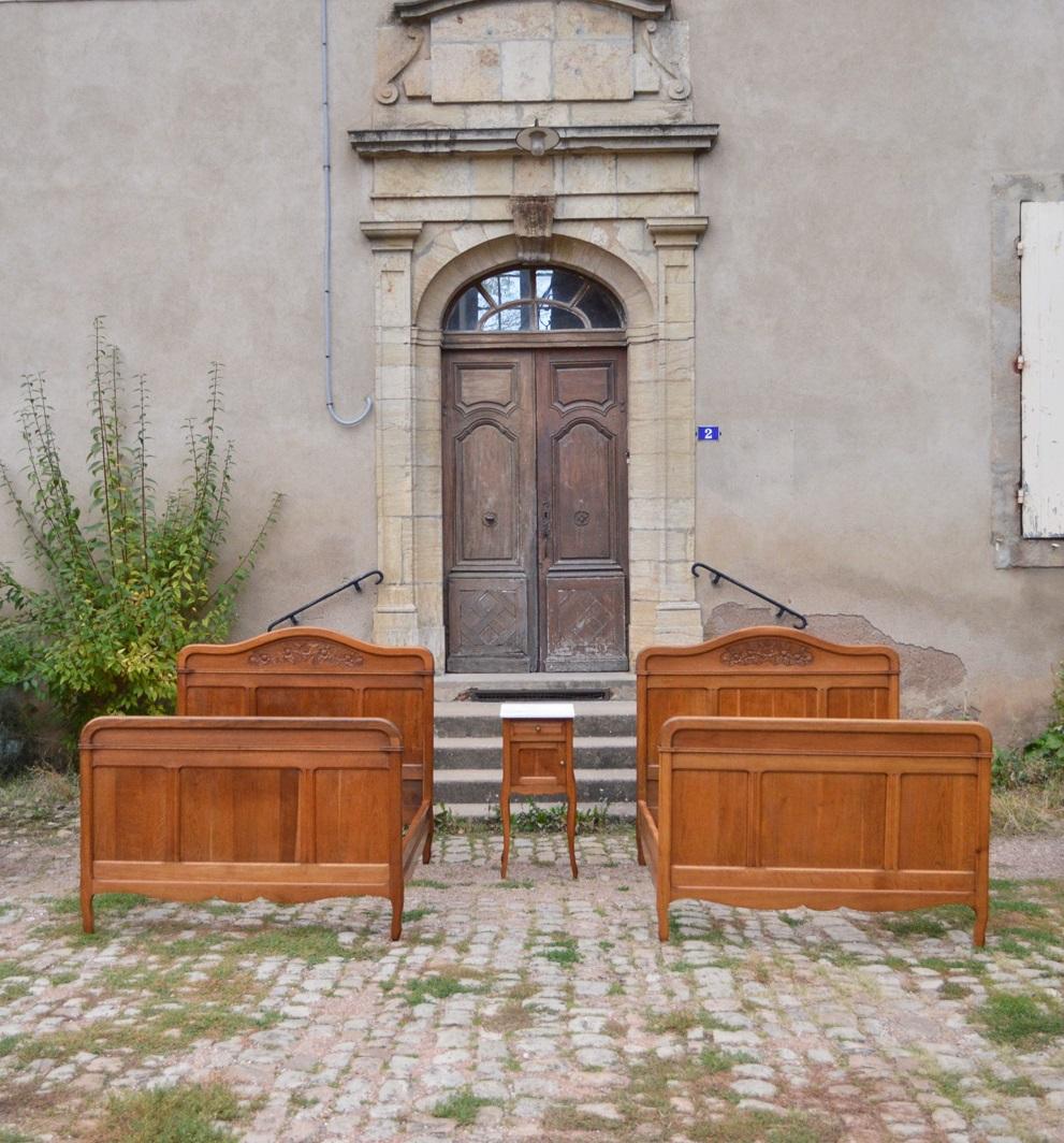 Beautiful oak bedroom set, consisting of a pair of beds and a bedside table.

The twin beds are designed for a bedding of 130 x 190 cm.
Total dimensions: height 142 cm, width 127 cm, depth 196 cm

The nightstand consists of a white marble top,