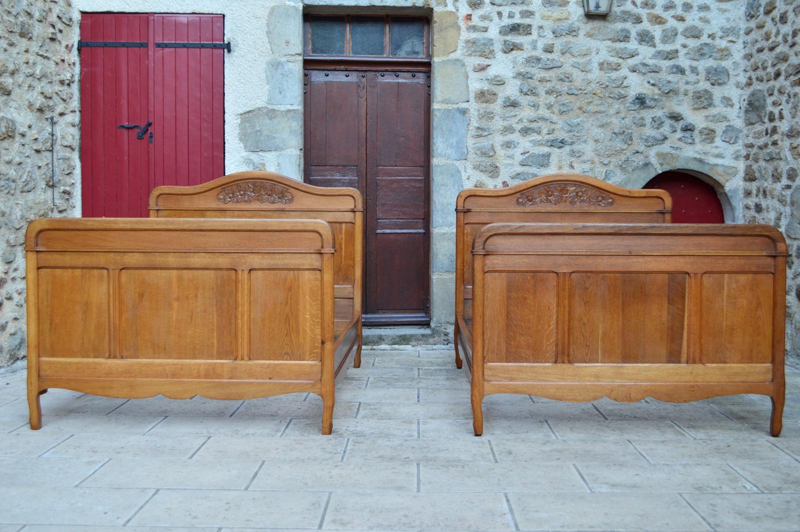 Carved Pair of Art Nouveau Beds and Nightstand in Oak, France, circa 1910 For Sale