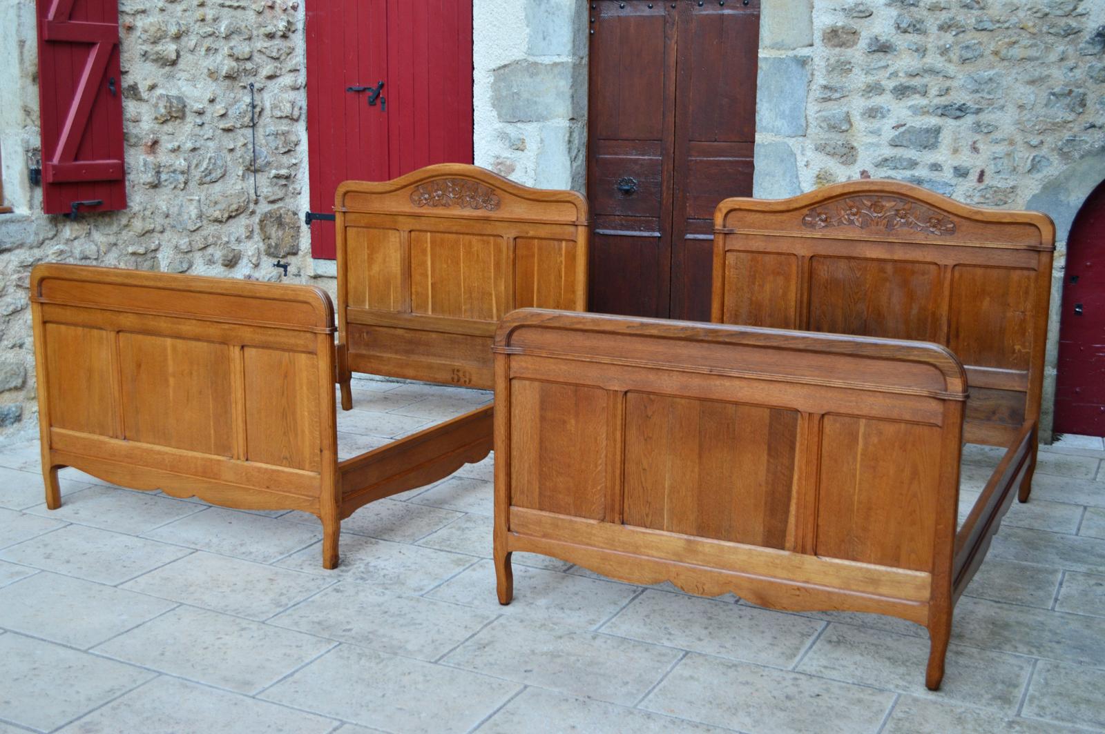 Carved Pair of Art Nouveau Beds and Nightstand in Oak, France, circa 1910 For Sale