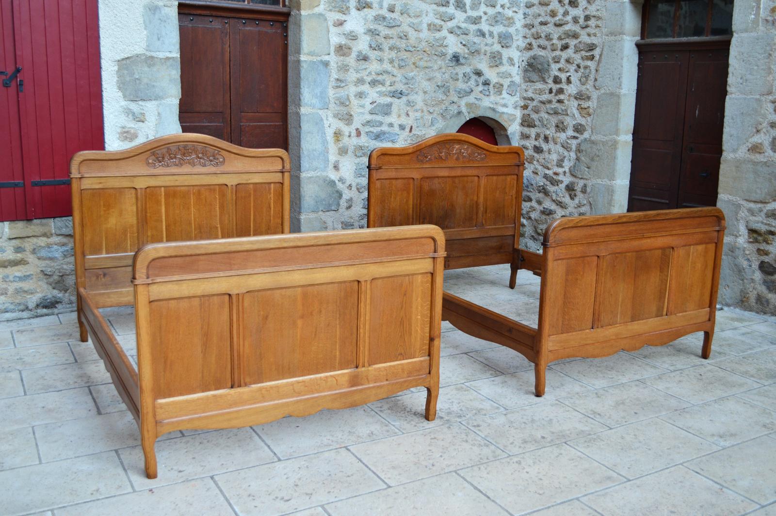 Pair of Art Nouveau Beds and Nightstand in Oak, France, circa 1910 In Good Condition For Sale In VÉZELAY, FR