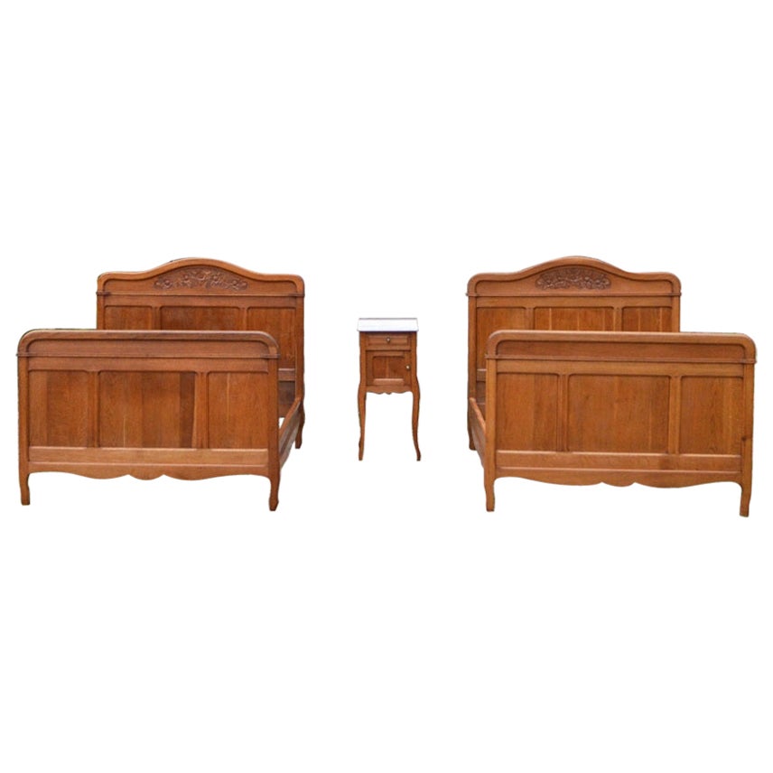Coppia di letti e comodini Art Nouveau in Oak, Francia, circa 1910