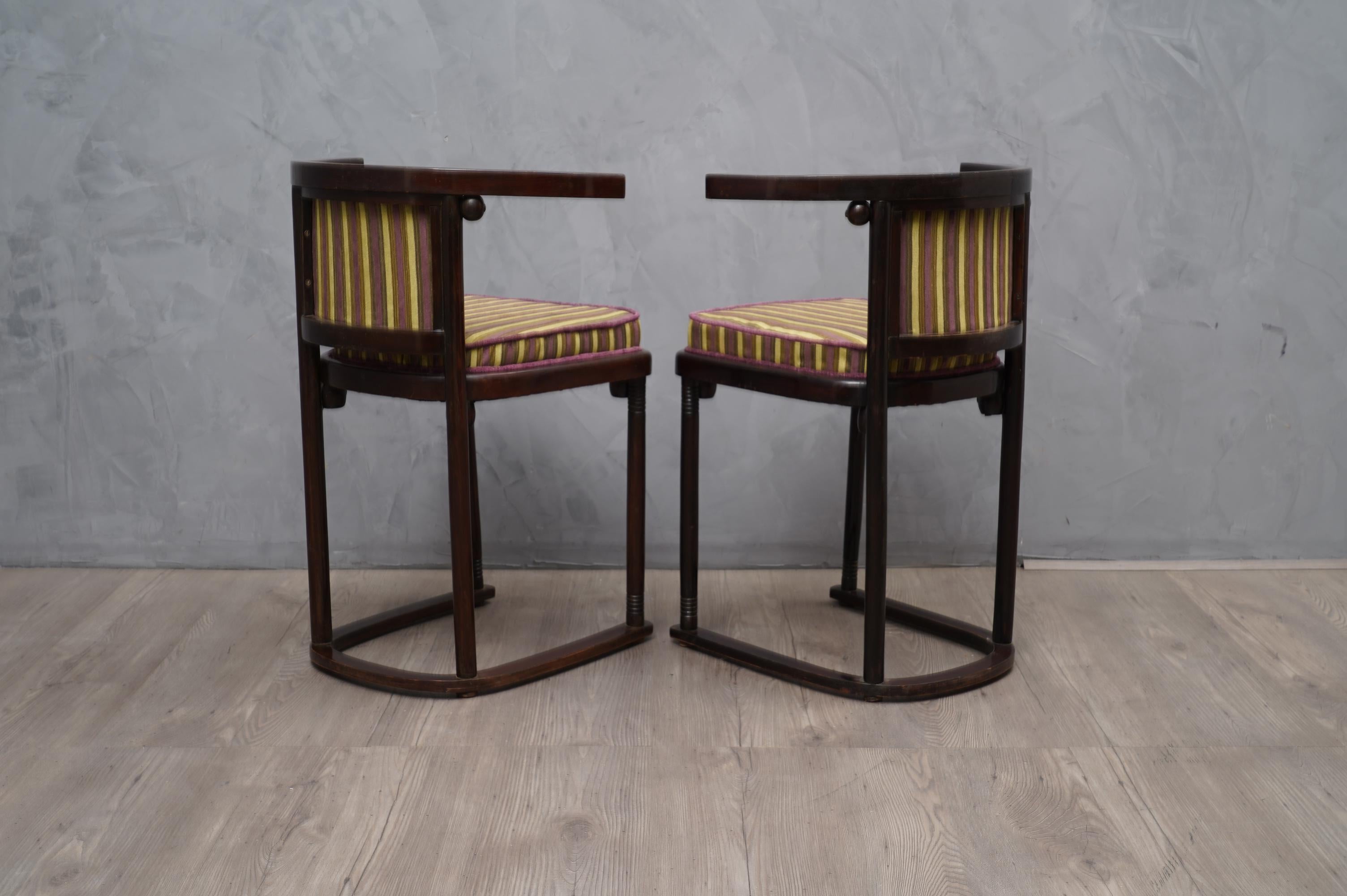 Paar österreichische Stühle aus Buchenholz und gestreiftem Samt im Jugendstil:: 1910 (Frühes 20. Jahrhundert) im Angebot