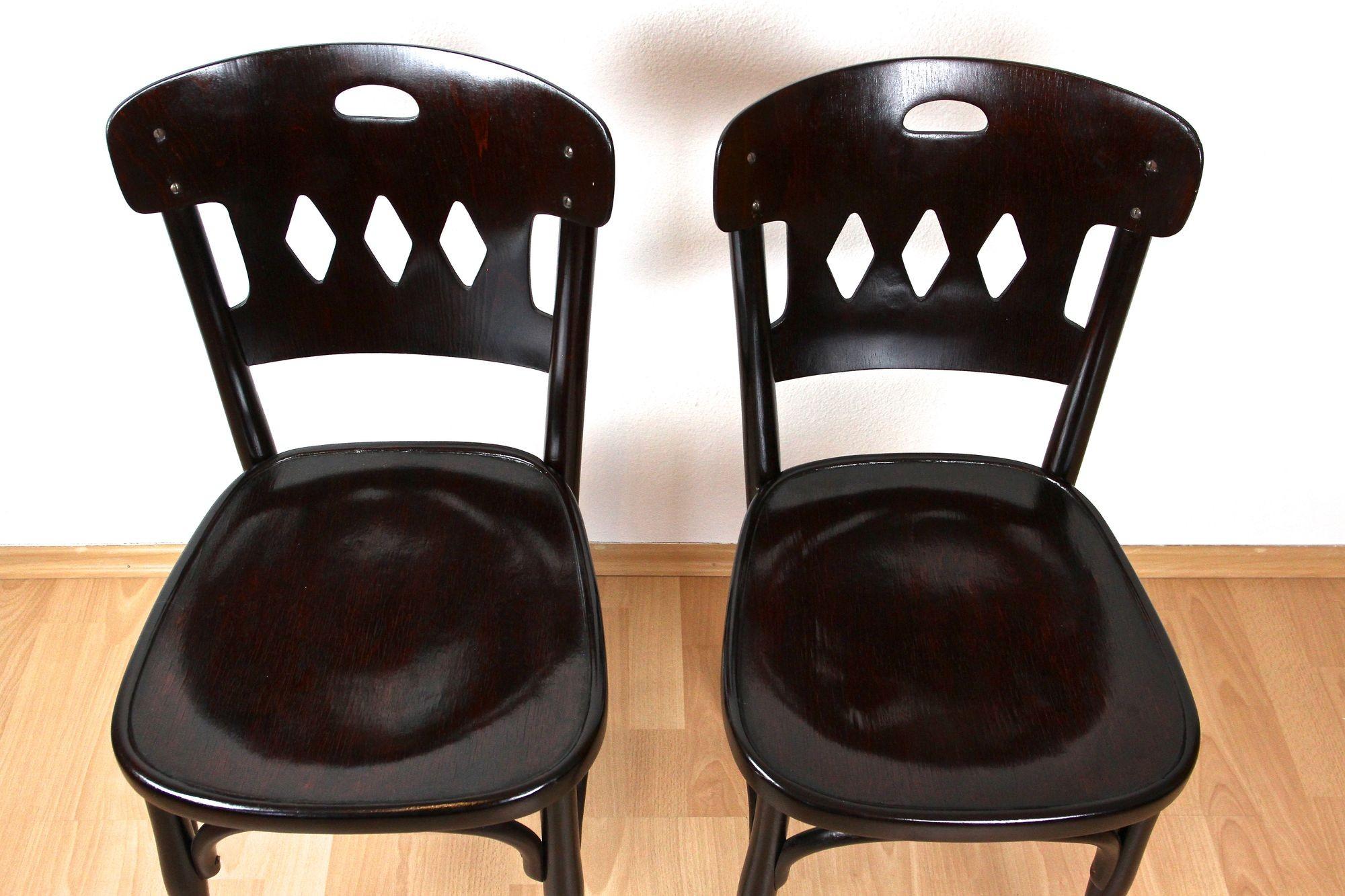 Schönes Paar Jugendstil-Bugholzstühle der renommierten Firma Jacob & Josef Kohn in Wien/Österreich aus der Zeit um 1910. Diese schönen Stühle aus dem frühen 20. Jahrhundert wurden aus feinem Bugholz (Buchenholz, das unter heißem Dampf und hohem