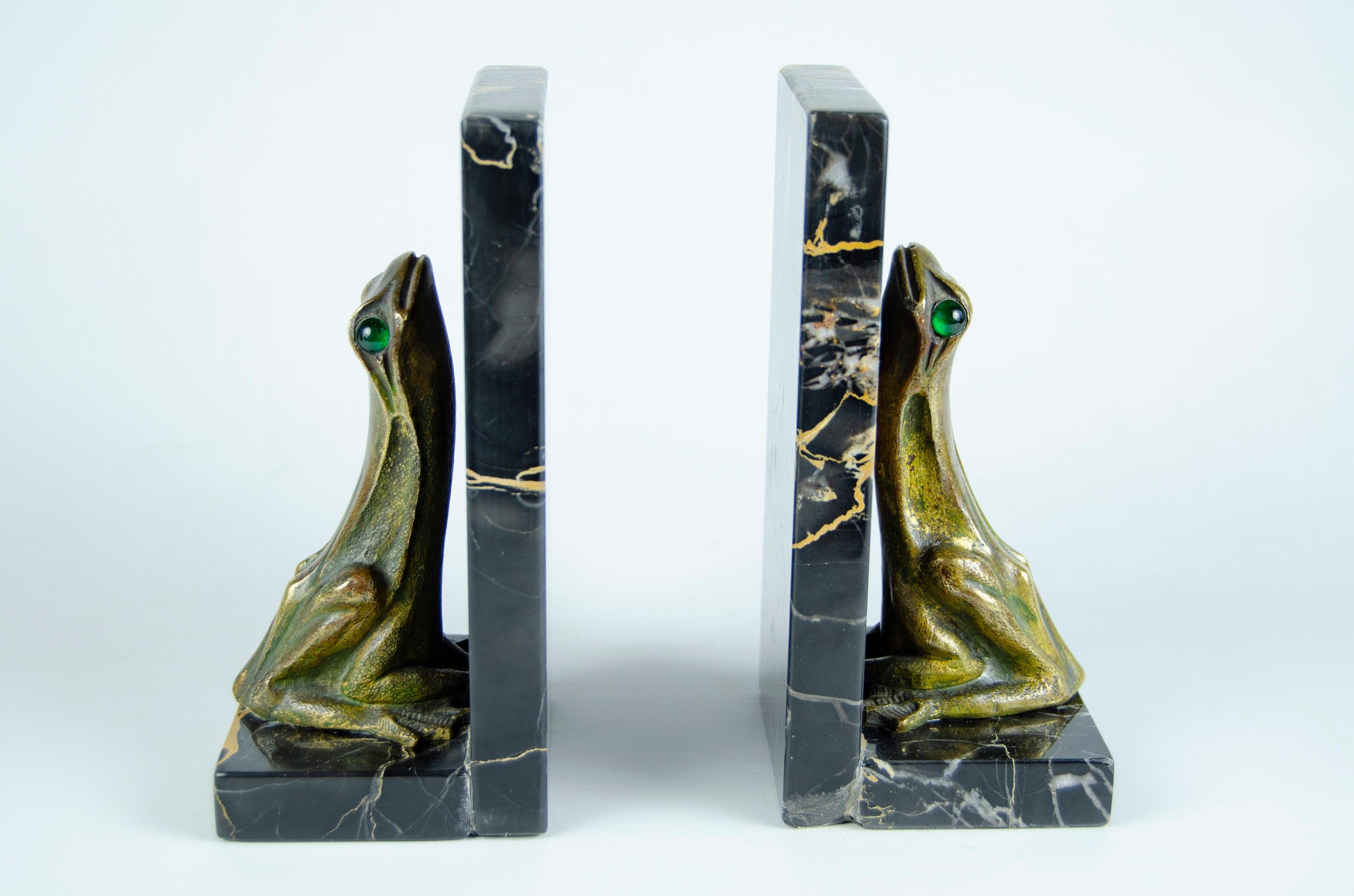 Pair of Art Nouveau Bookends Frogs
Bronze material, portoro marble and green glass in his eyes
Origin France, circa 1910
Very good condition with a small chip in its base