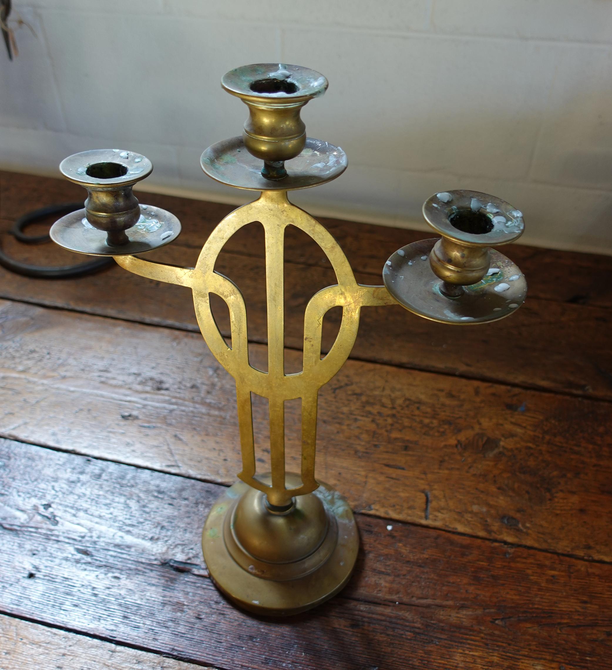 Coppia di candelieri a tre luci in ottone Art Nouveau

Anonimo
Probabilmente Europa; circa 1900
Ottone

Dimensioni approssimative: 16 (h) x 5,5 (l) x 5,5 (p) pollici ea.

Una coppia di candelabri in ottone di epoca art nouveau o art deco