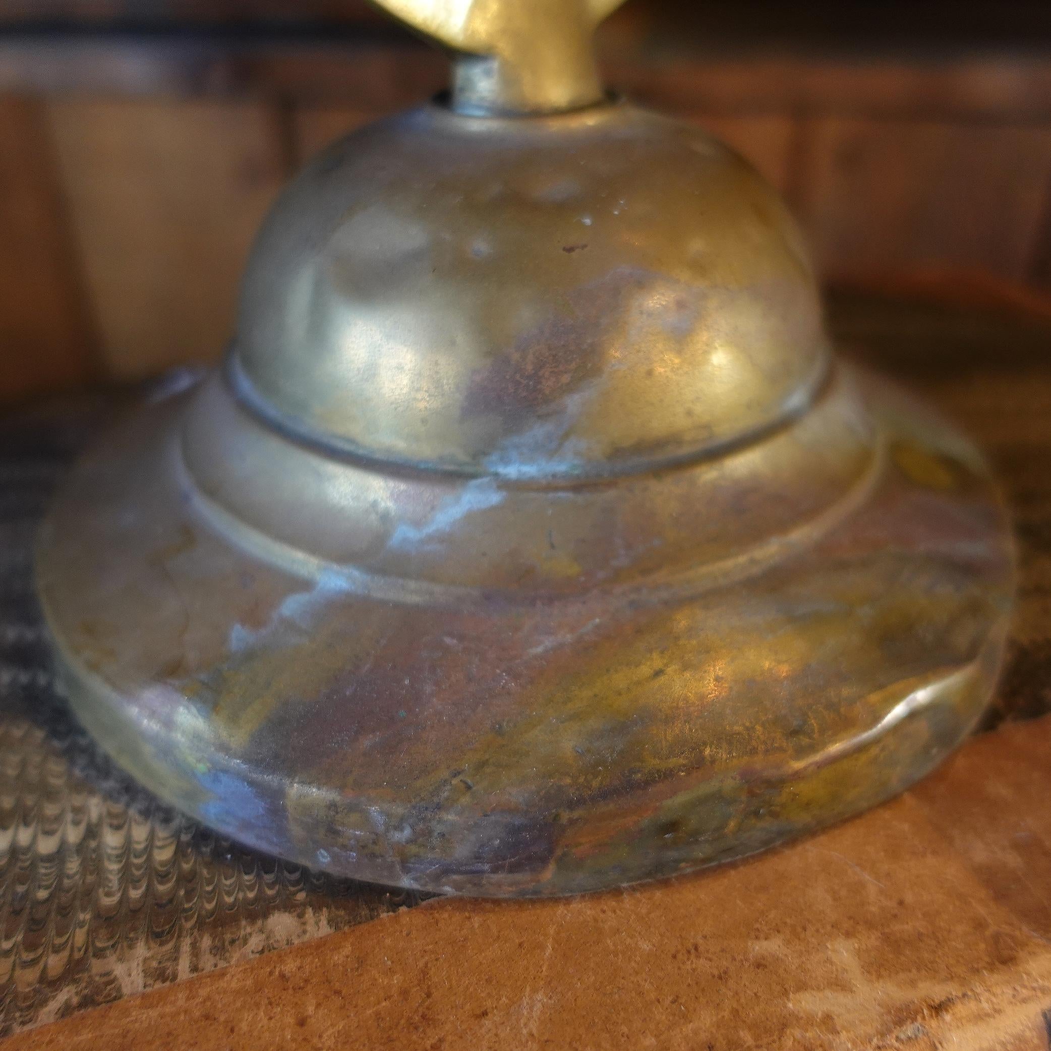Coppia di candelieri a tre luci in ottone Art Nouveau In condizioni buone in vendita a Leesburg, VA