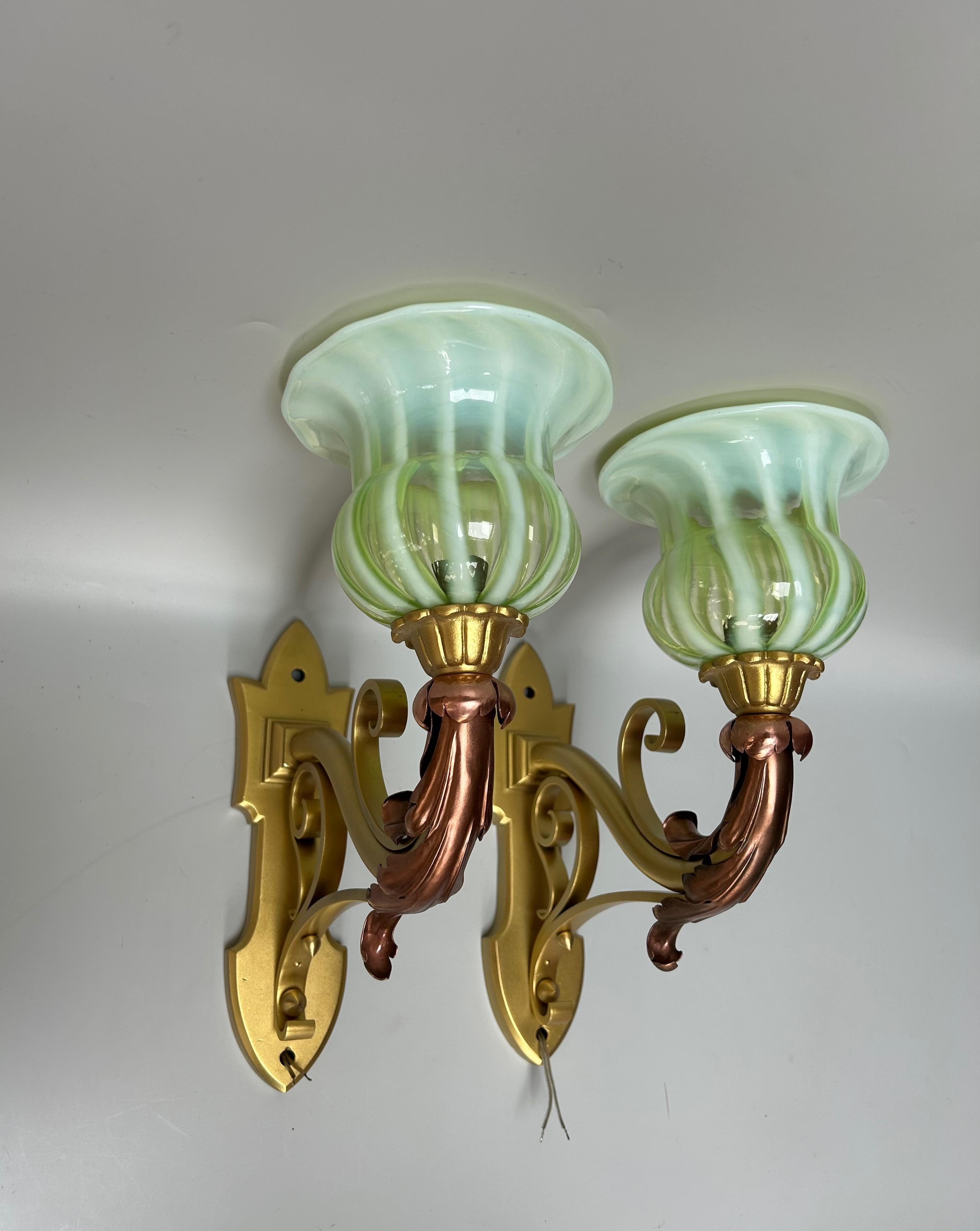 Coppia di applique Art Nouveau, circa 1900, in bronzo dorato e rame rosso.
Tulipani in vetro uralino opalescente.
La doratura del bronzo è stata rifatta.
In perfette condizioni ed elettrificato.

Altezza totale: 29 cm
Larghezza: 12.5 cm
Profondità:
