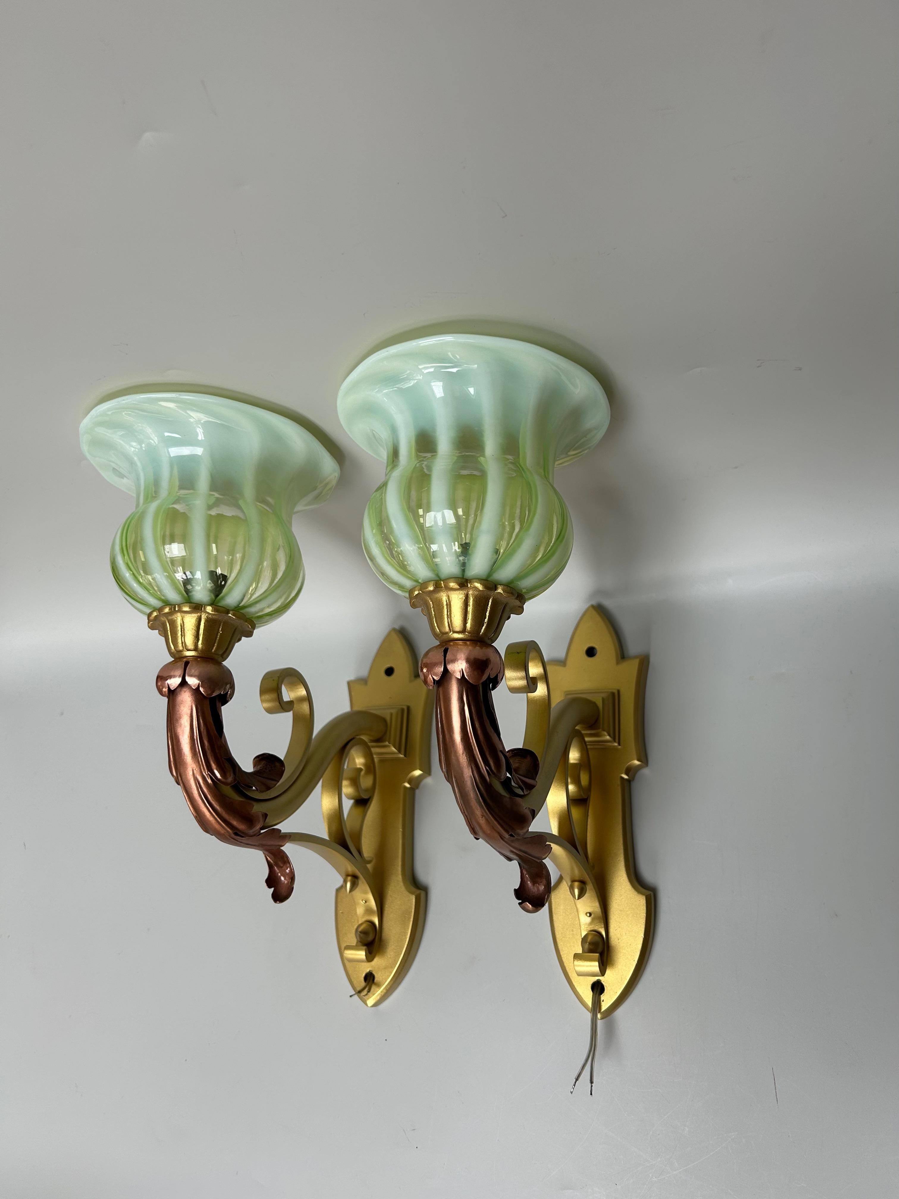 Francese Coppia di appliques Art Nouveau in bronzo e rame in vendita