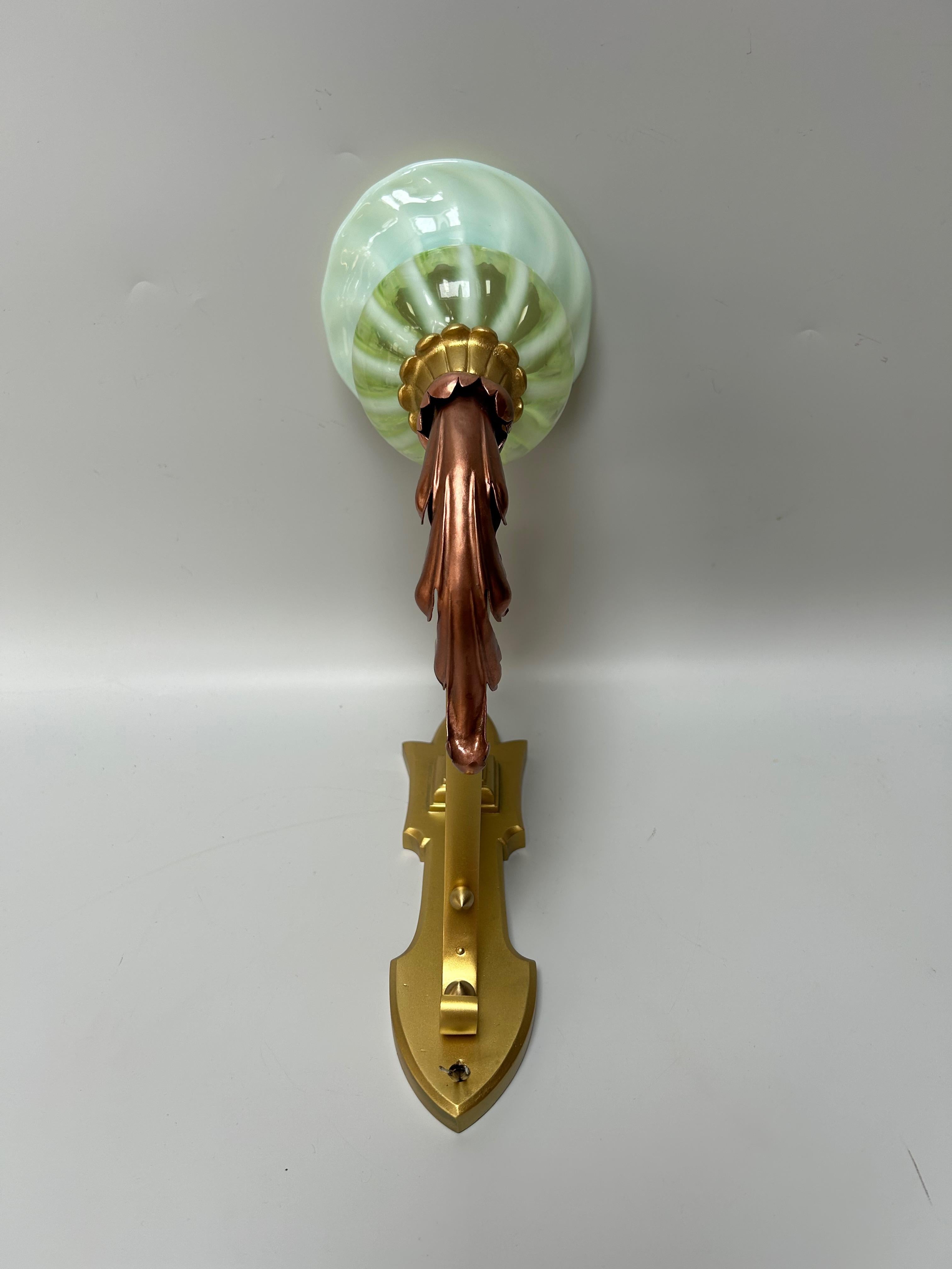 XX secolo Coppia di appliques Art Nouveau in bronzo e rame in vendita