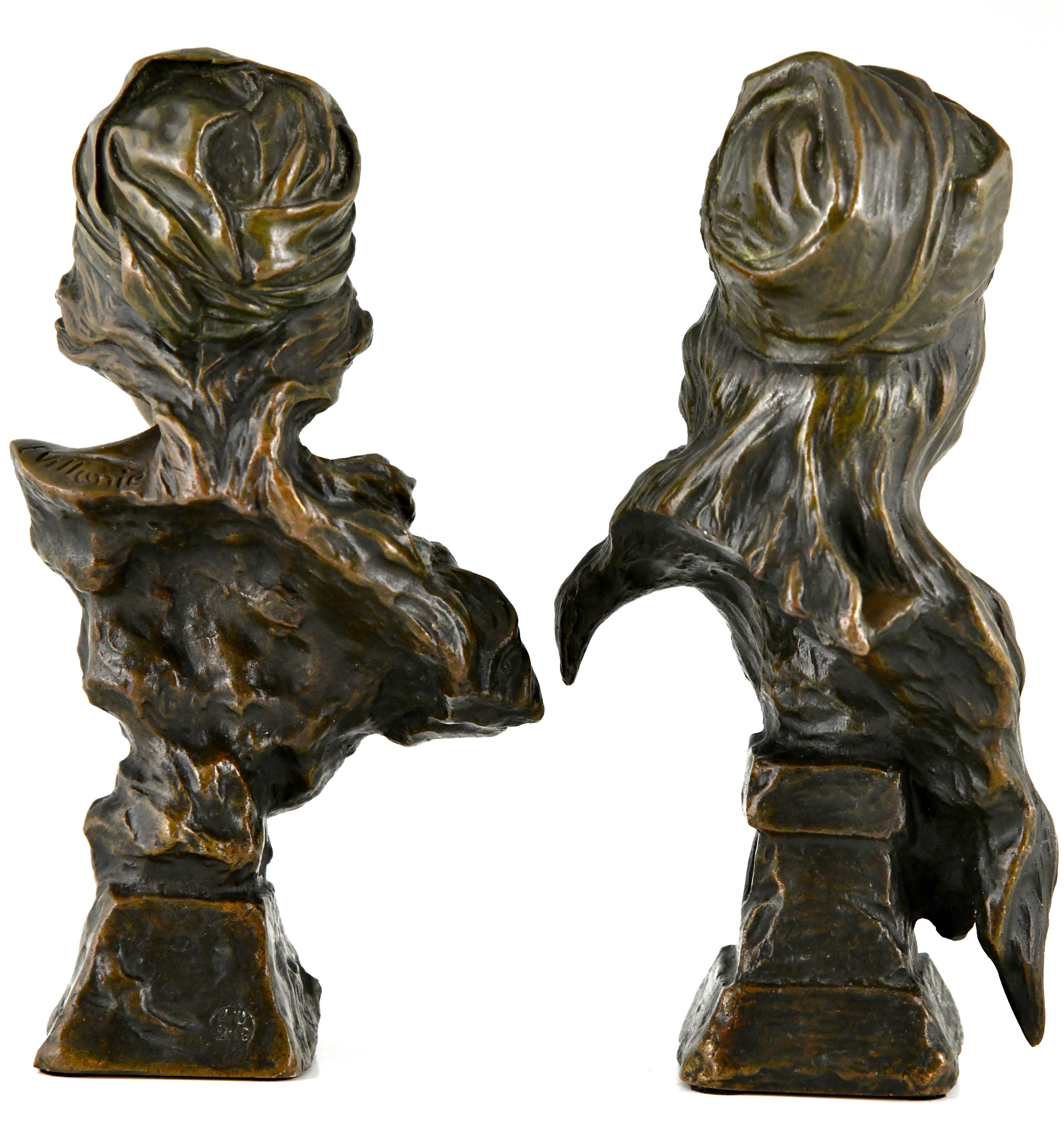 Français Paire de bustes en bronze Art Nouveau Mignon et Esmeralda d'Emmanuel Villanis, 1896 en vente