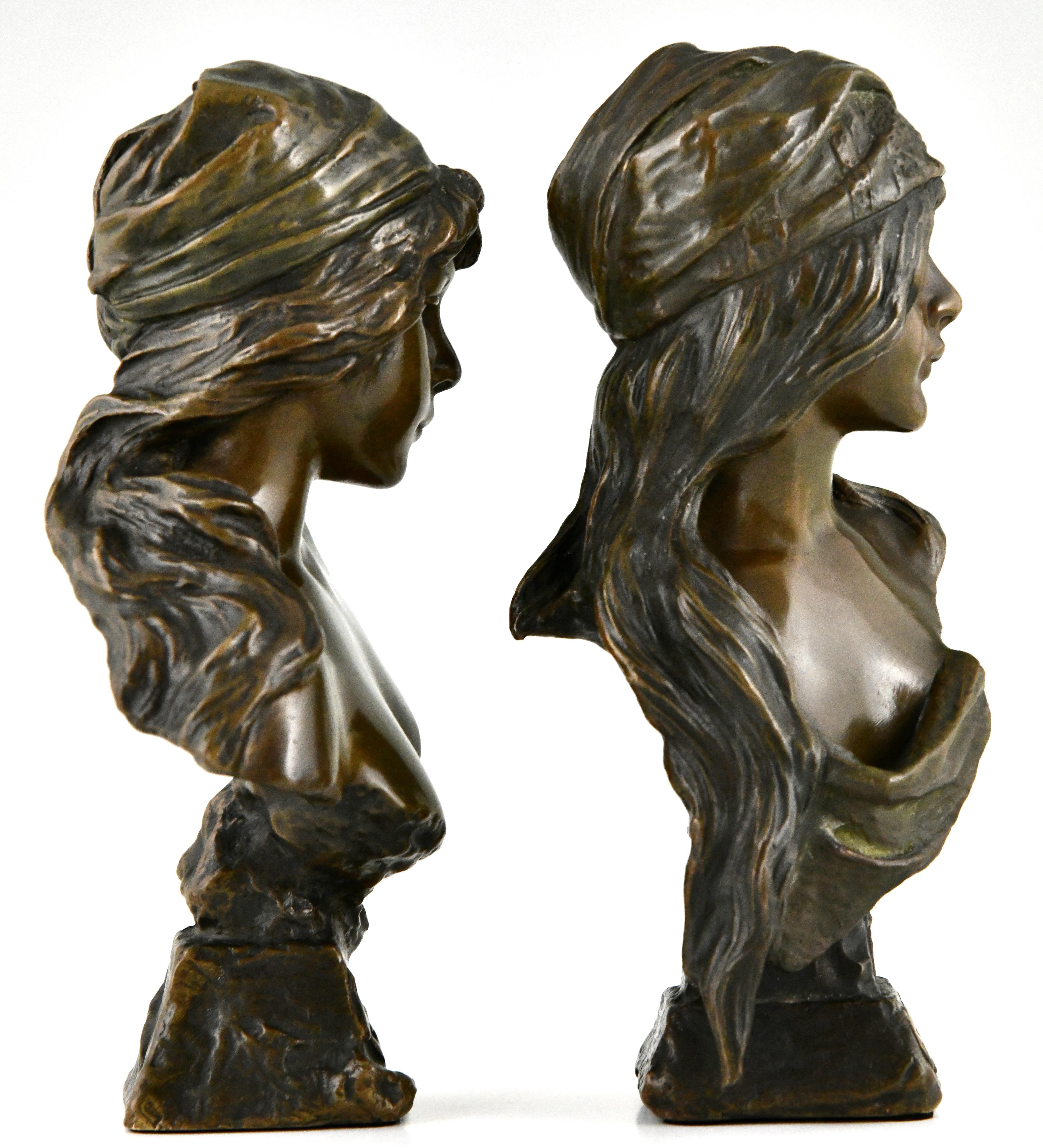 Patiné Paire de bustes en bronze Art Nouveau Mignon et Esmeralda d'Emmanuel Villanis, 1896 en vente