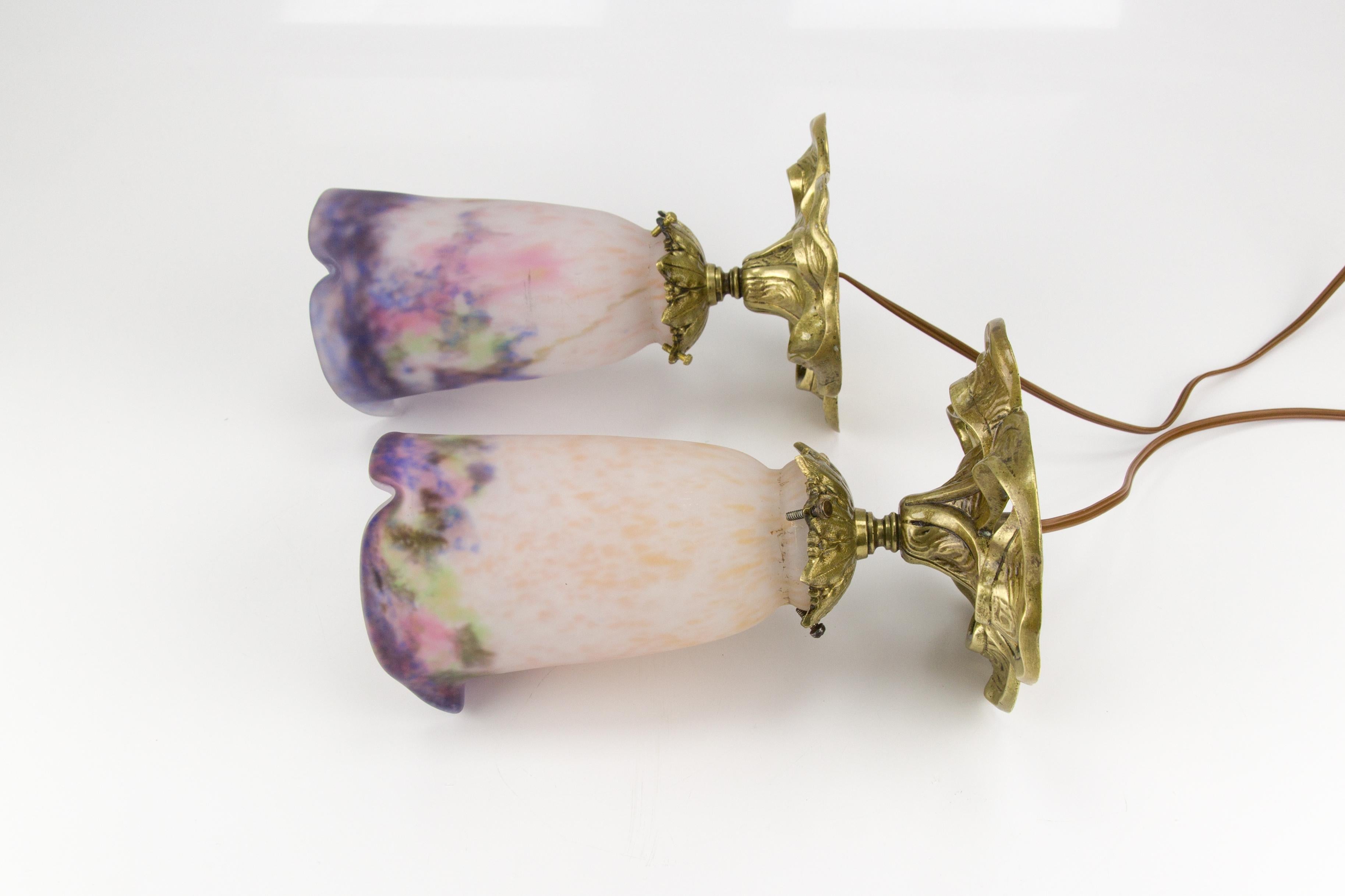 Paire de plafonniers Art Nouveau en bronze avec abat-jour en verre signés Muller Frères 11